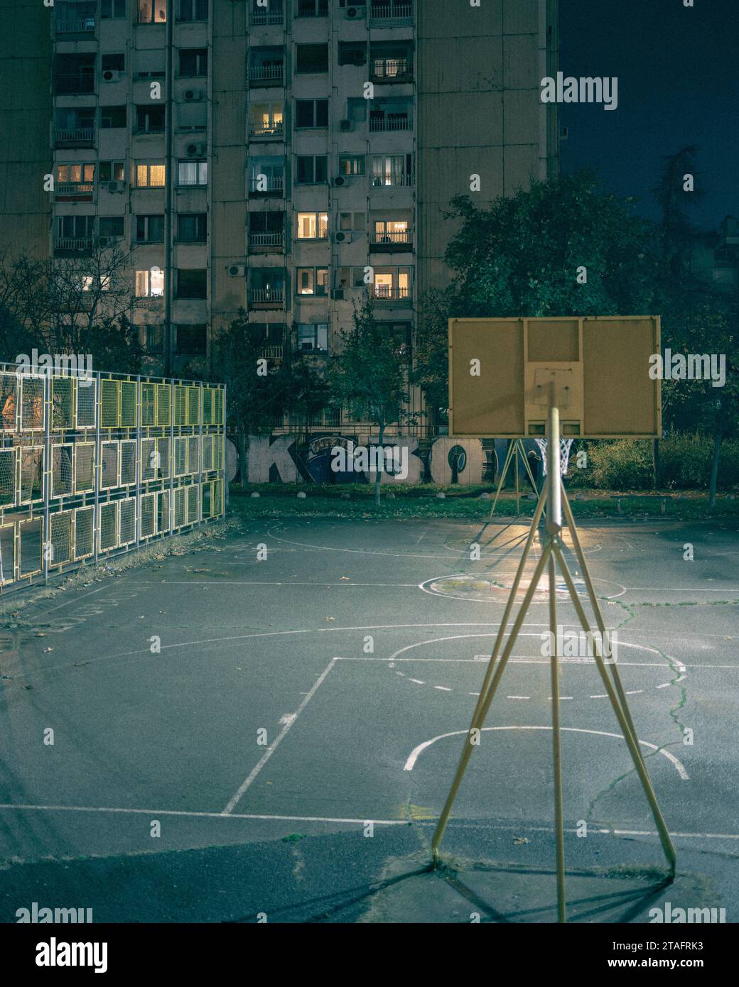 Campo da pallacanestro ed edifici residenziali di notte a New Belgrado, Serbia Foto Stock