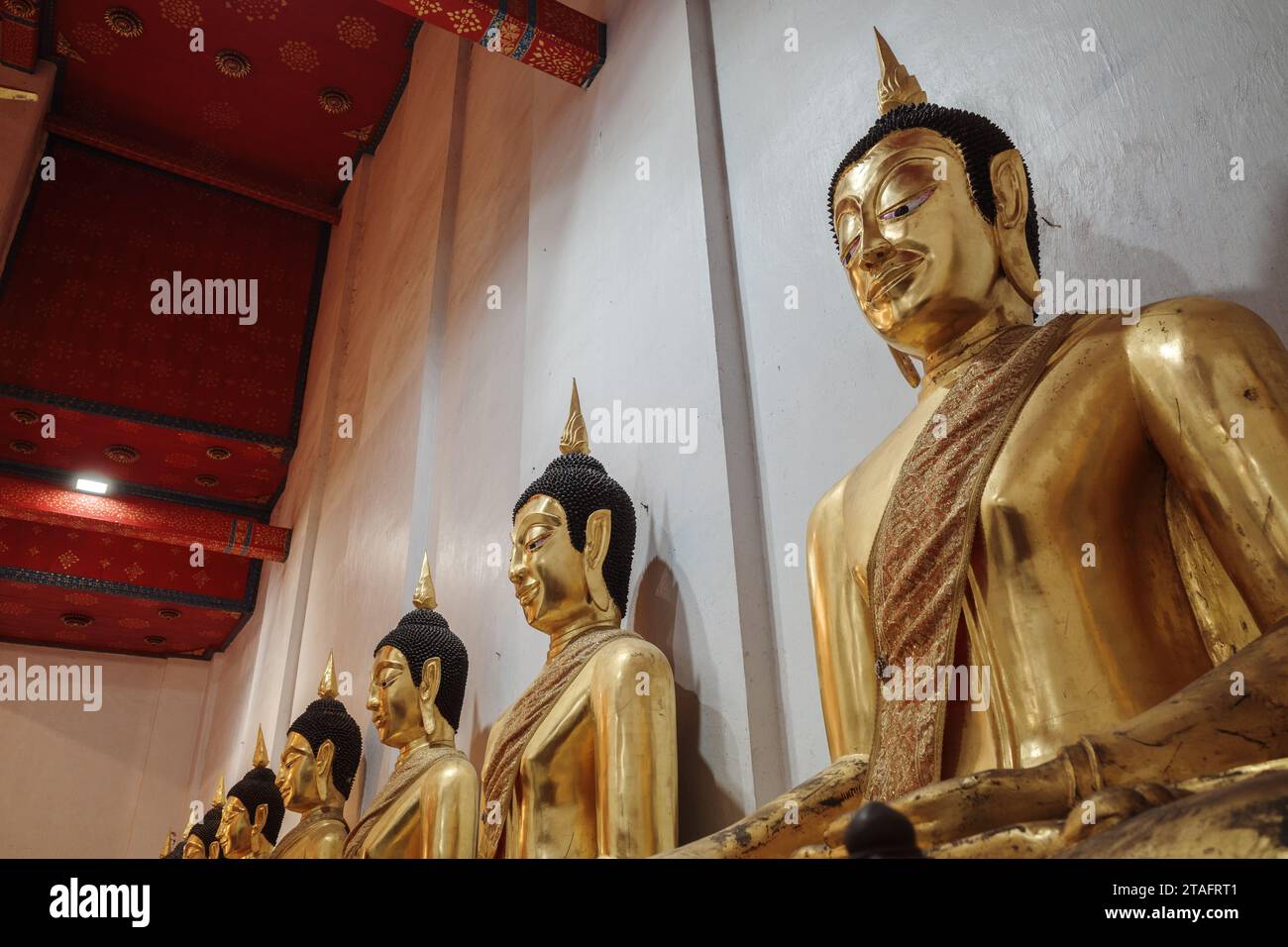 Buddha d'oro sacri in sereno tempio nel tempio buddista di Sing Buri, Thailandia. Foto Stock