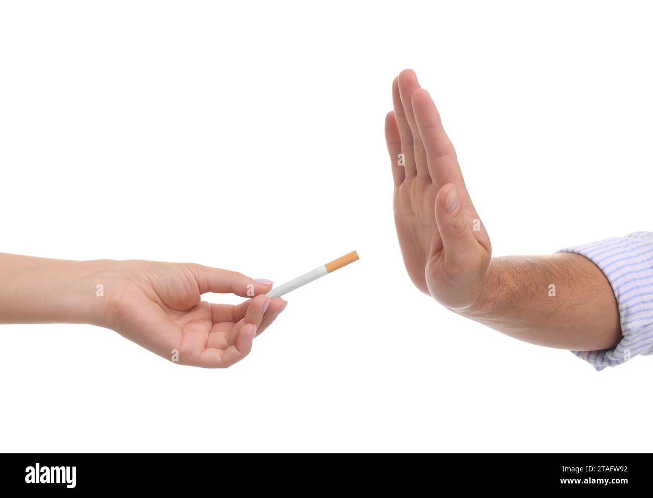 Smettere di fumare. Uomo che rifiuta le sigarette su sfondo bianco, primo piano Foto Stock