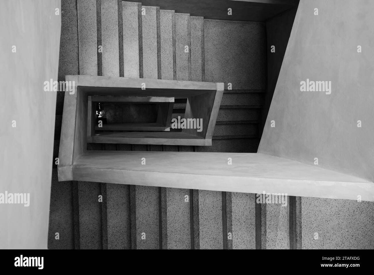 Bianco e nero, vista prospettica della semplice e moderna scala in cemento. Foto Stock