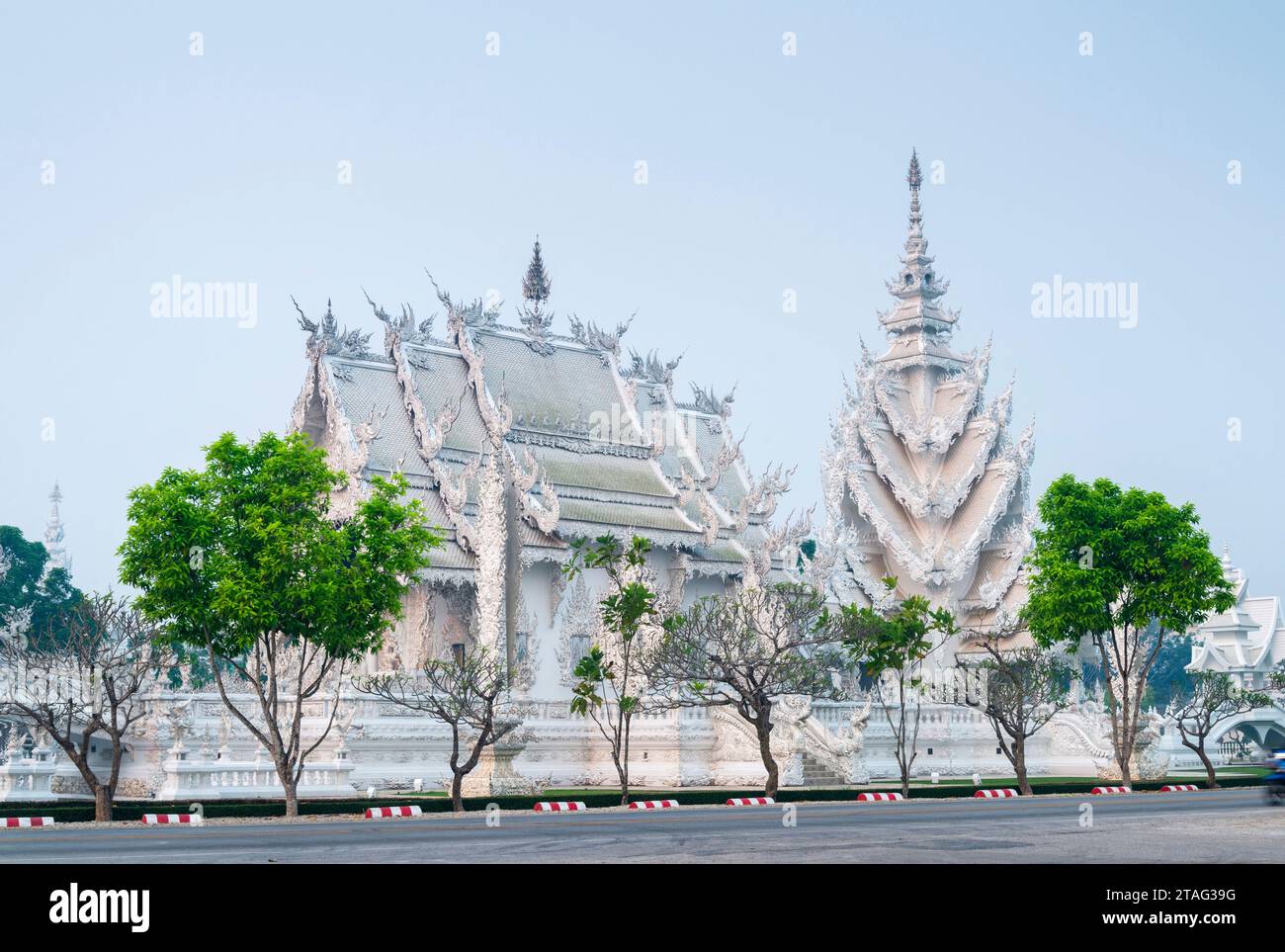 Chiang Rai, Thailandia - marzo 29 2023: All'alba, prima che i turisti arrivino in autobus, il magnifico tempio e le opere d'arte dal design intricato aprono il b Foto Stock
