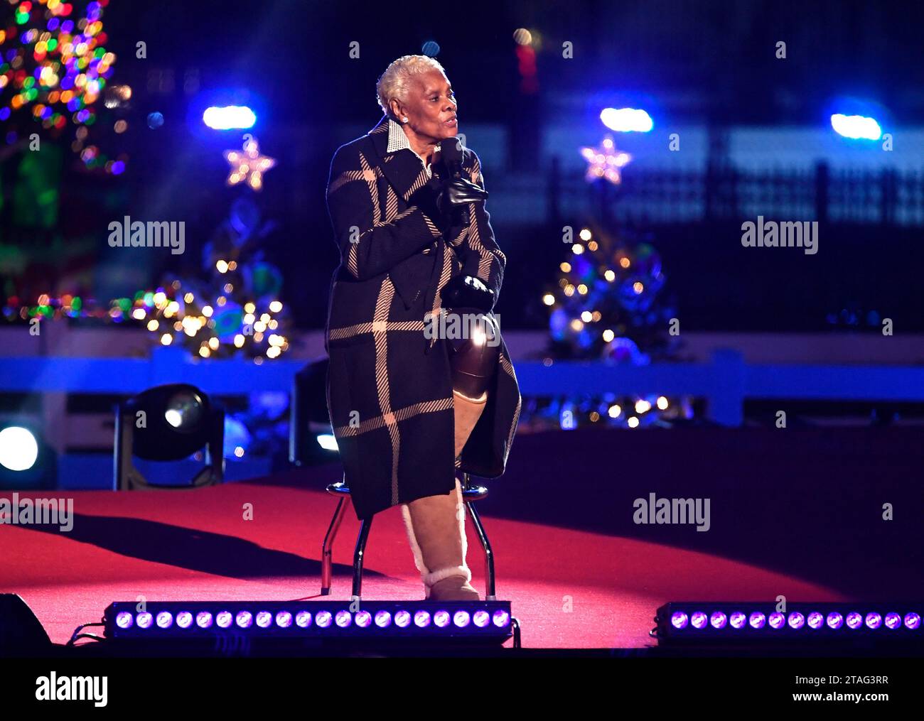 Washington, Stati Uniti. 30 novembre 2023. La cantante Dionne Warwick esegue "First Noel" mentre partecipa all'illuminazione del National Christmas Tree, on the Ellipse, giovedì 30 novembre 2023, a Washington, DC. La cerimonia risale al presidente Calvin Coolidge nel 1923 per dare il via alle celebrazioni natalizie nella capitale della nazione. Foto di Mike Theiler/UPI Credit: UPI/Alamy Live News Foto Stock