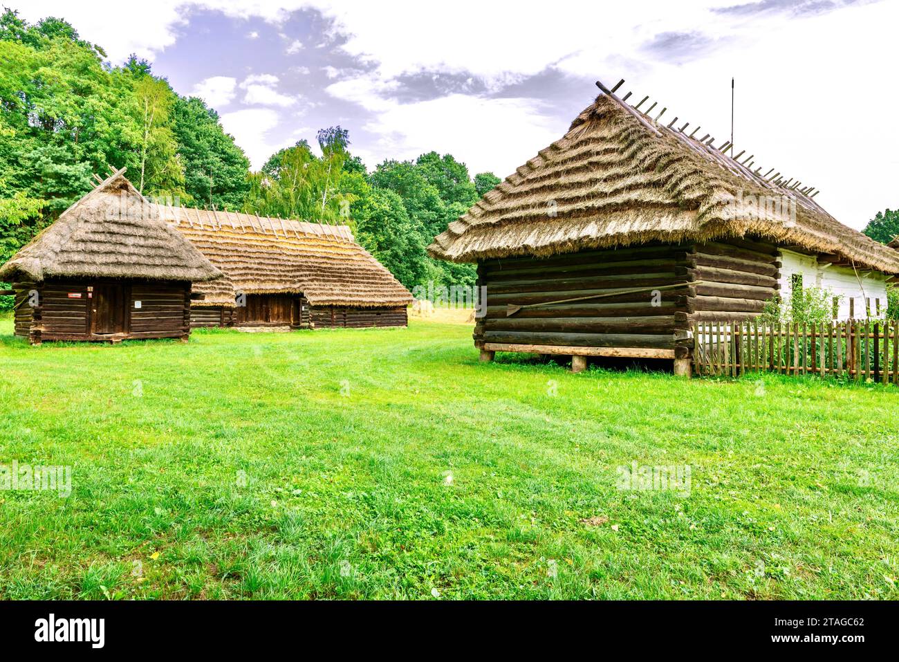Paesaggio estivo sul territorio del Museo di architettura popolare nella città di Sanok, Polonia. Foto Stock