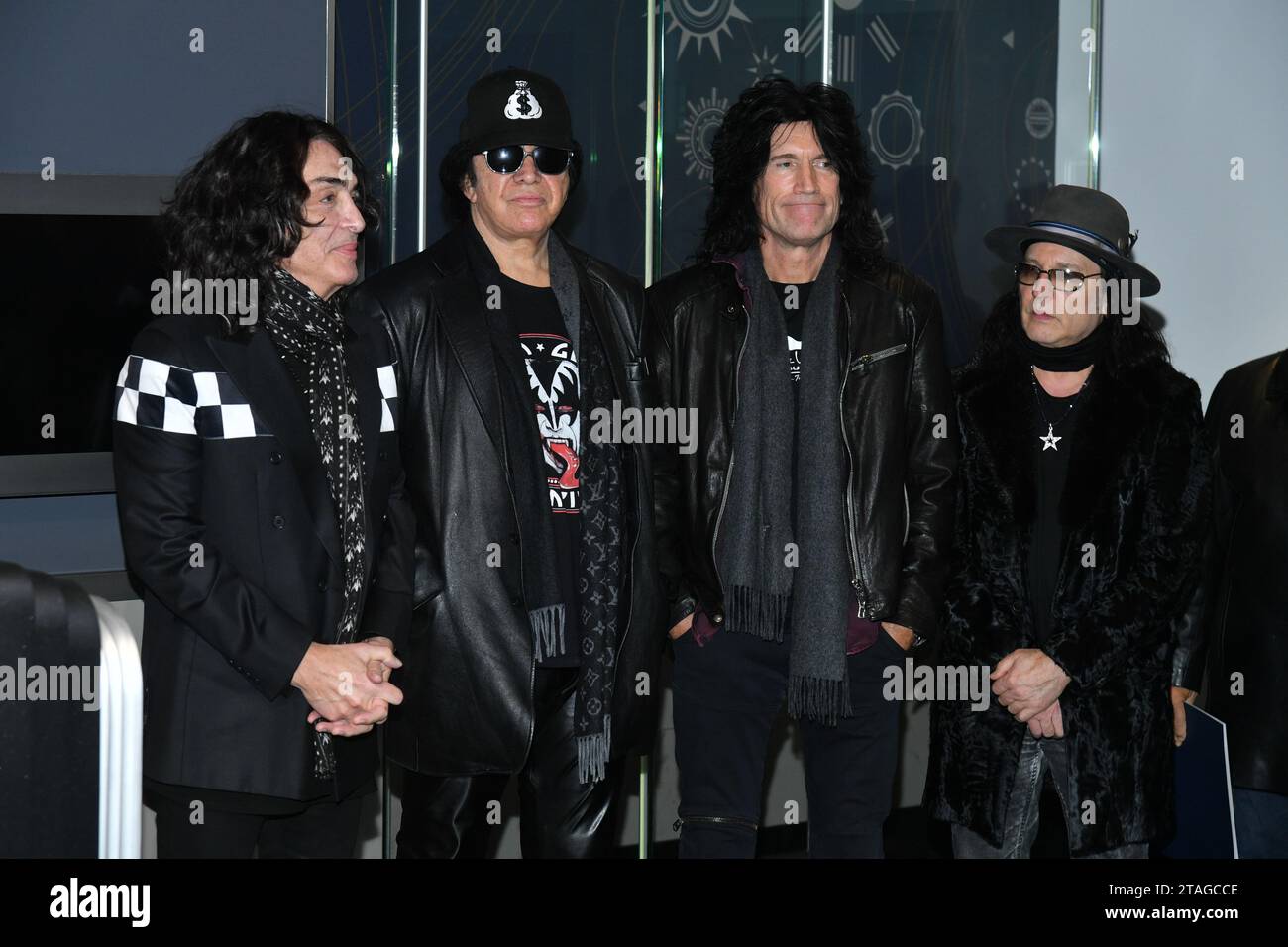 Paul Stanley, Gene Simmons, Tommy Thayer ed Eric Singer dei KISS si mettono in posa mentre illuminano l'Empire State Building per celebrare lo spettacolo finale della band Foto Stock