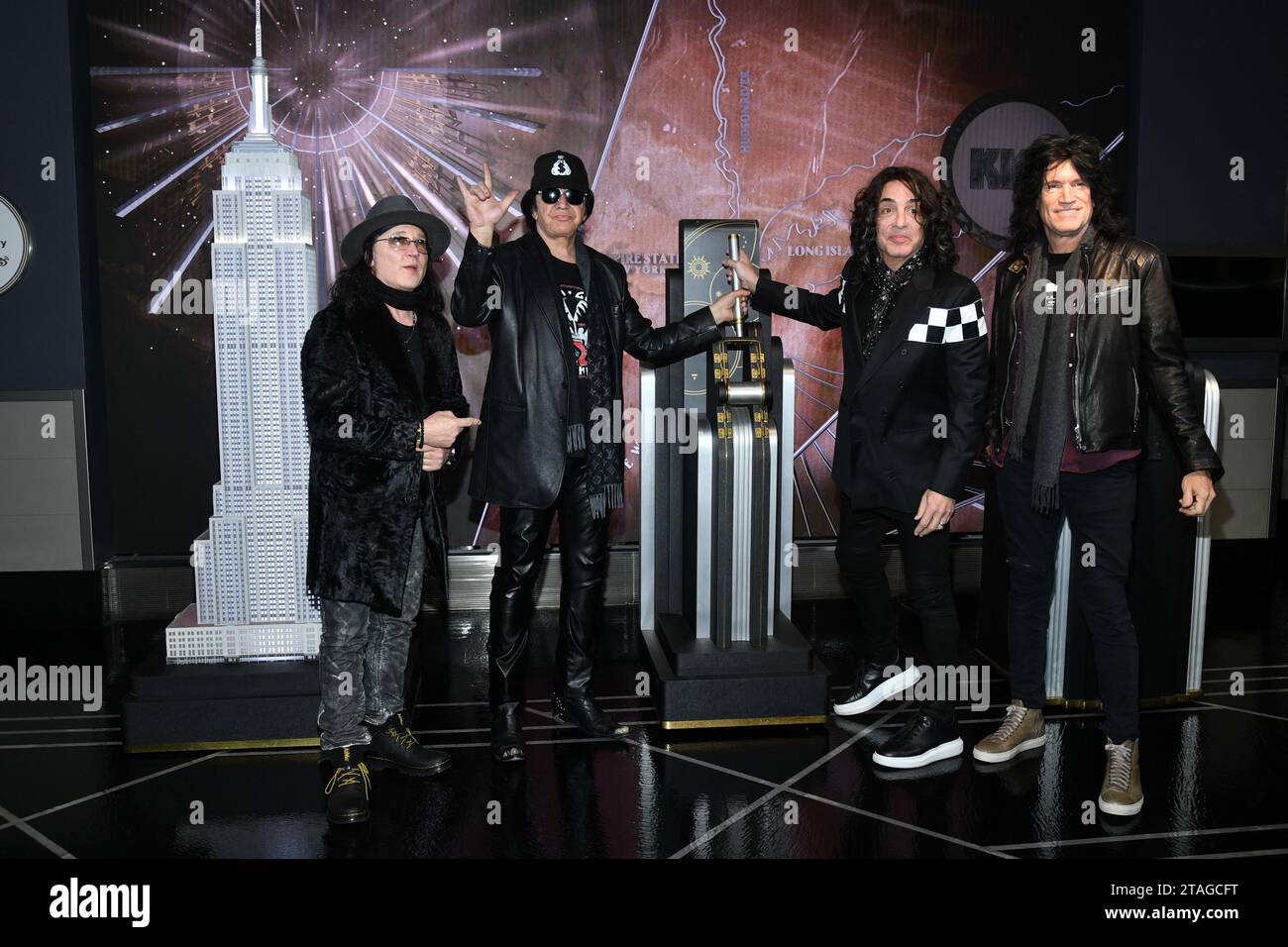 Eric Singer, Gene Simmons, Paul Stanley e Tommy Thayer dei KISS posa mentre illuminano l'Empire State Building per celebrare lo spettacolo finale della band Foto Stock