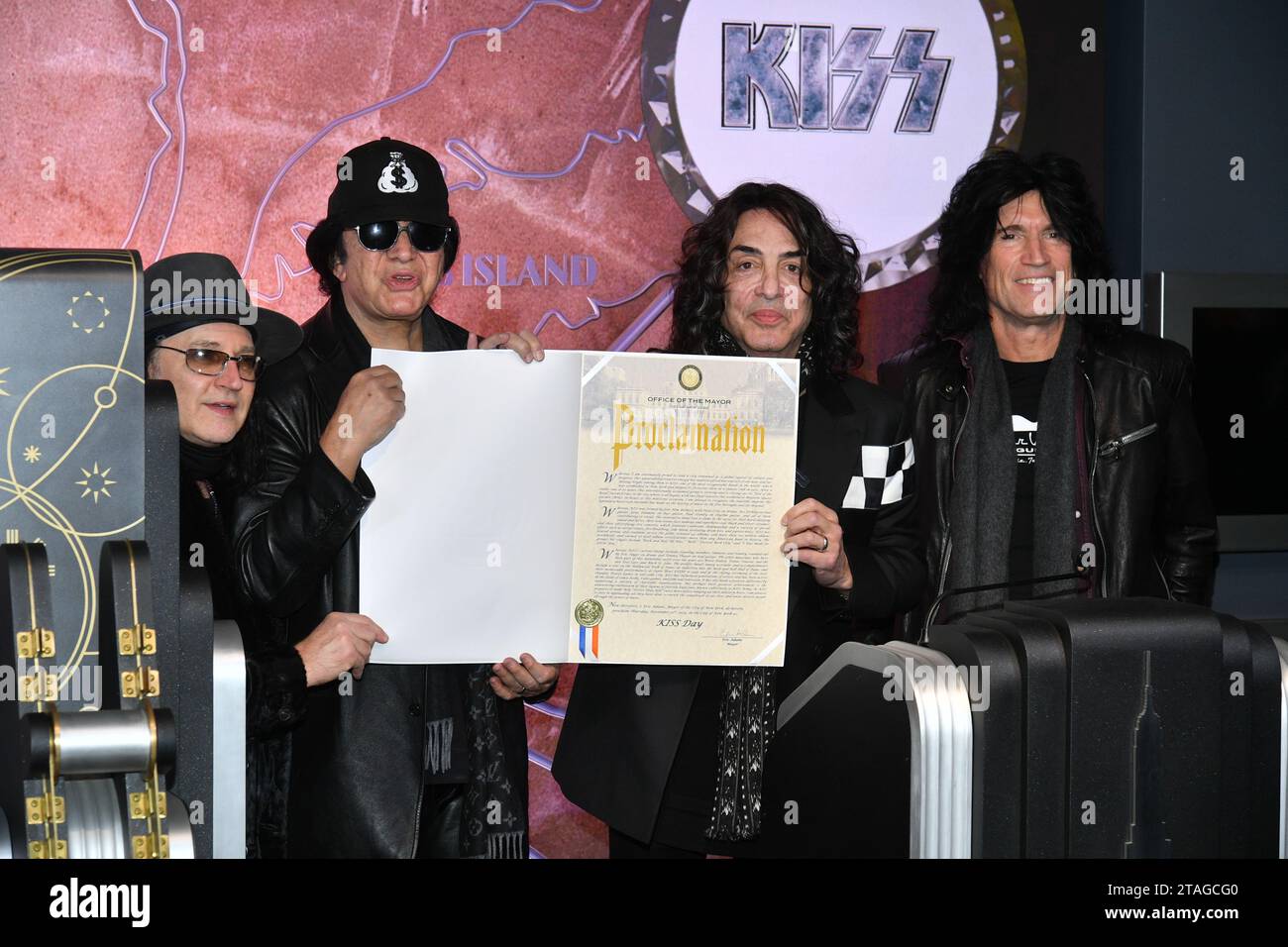 Eric Singer, Gene Simmons, Paul Stanley e Tommy Thayer dei KISS posa mentre illuminano l'Empire State Building per celebrare lo spettacolo finale della band Foto Stock