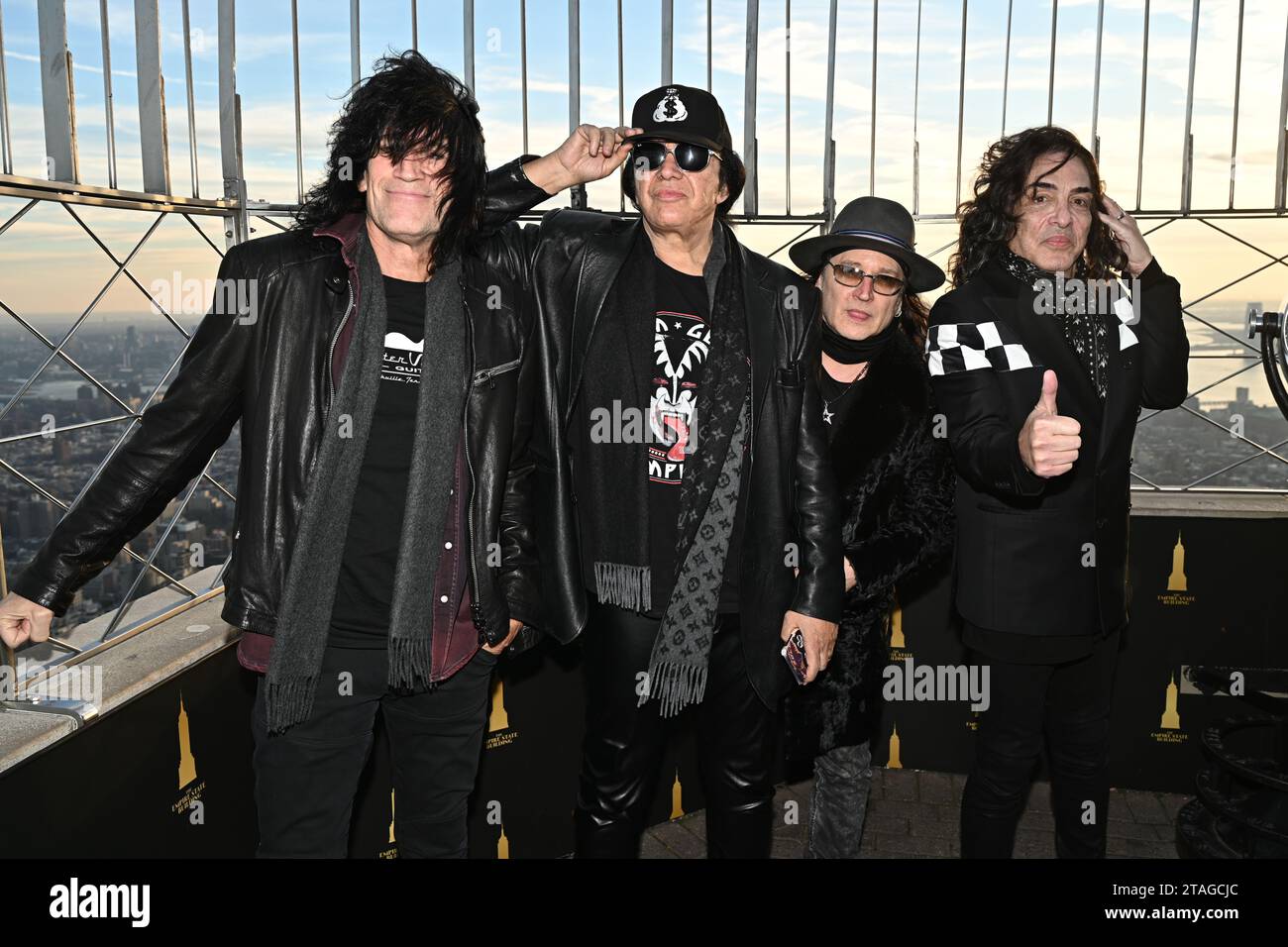 Tommy Thayer, Gene Simmons, Eric Singer e Paul Stanley dei KISS posa mentre illuminano l'Empire State Building per celebrare lo spettacolo finale della band Foto Stock
