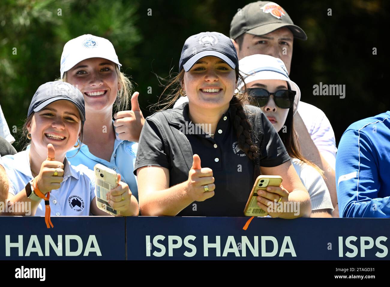 1 dicembre 2023; Australian Golf Club e Lakes Golf Club, Sydney, nuovo Galles del Sud, Australia; ISPS HANDA Australian Open Round 2; spettatori che si godono la giornata a golf Foto Stock