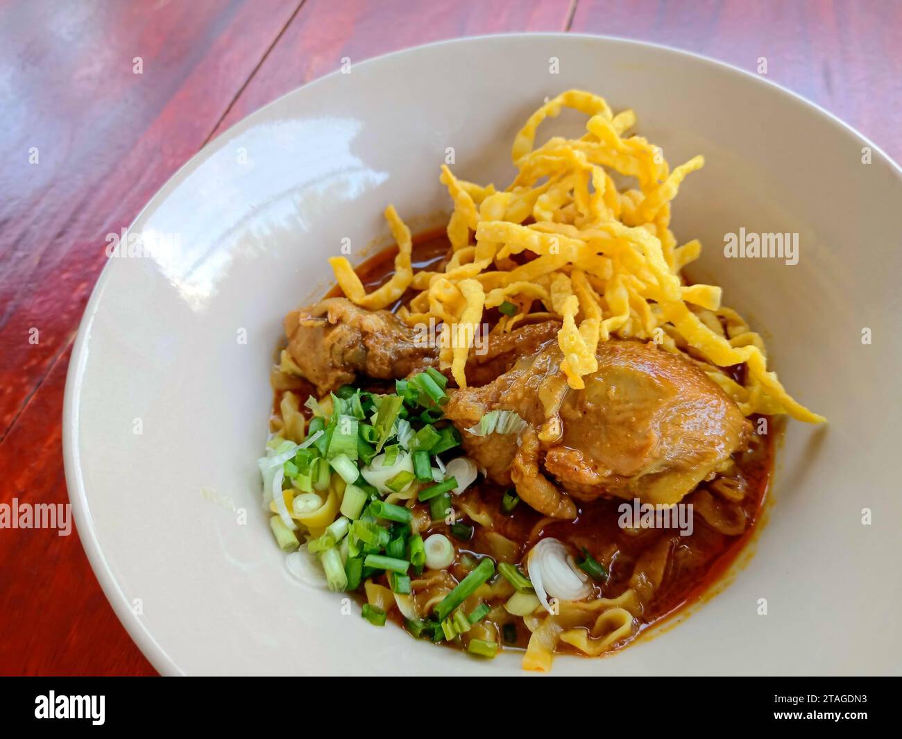Khao soi o khao soy è un piatto Chin Haw servito in Laos, Myanmar e Thailandia settentrionale. Foto Stock