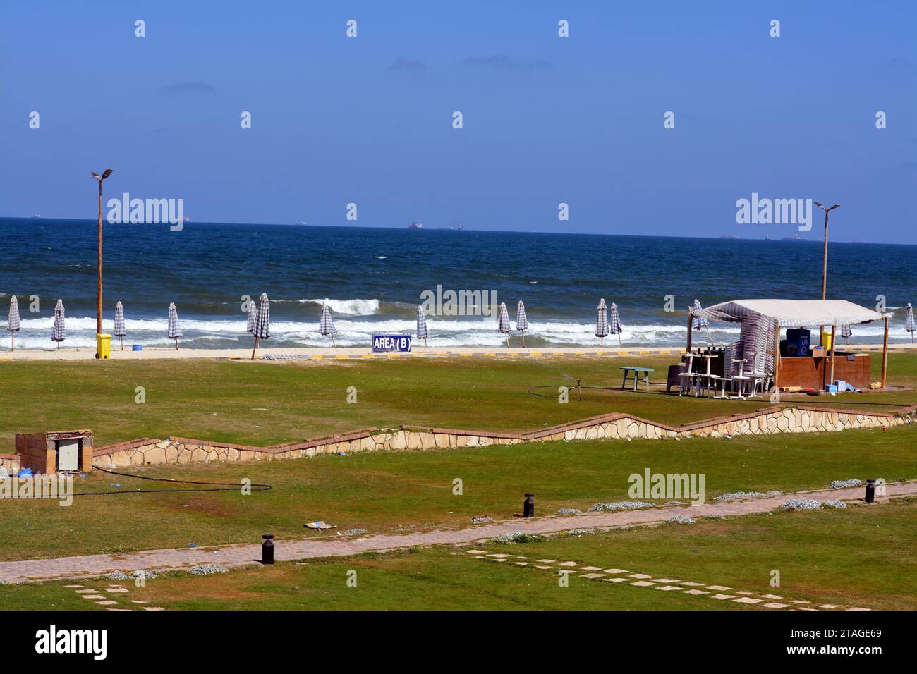 Alessandria, Egitto, 10 settembre 2022: Spiaggia di Alessandria, la riva con onde e sabbia, per vacanze estive per il divertimento della gente nel loro holi Foto Stock