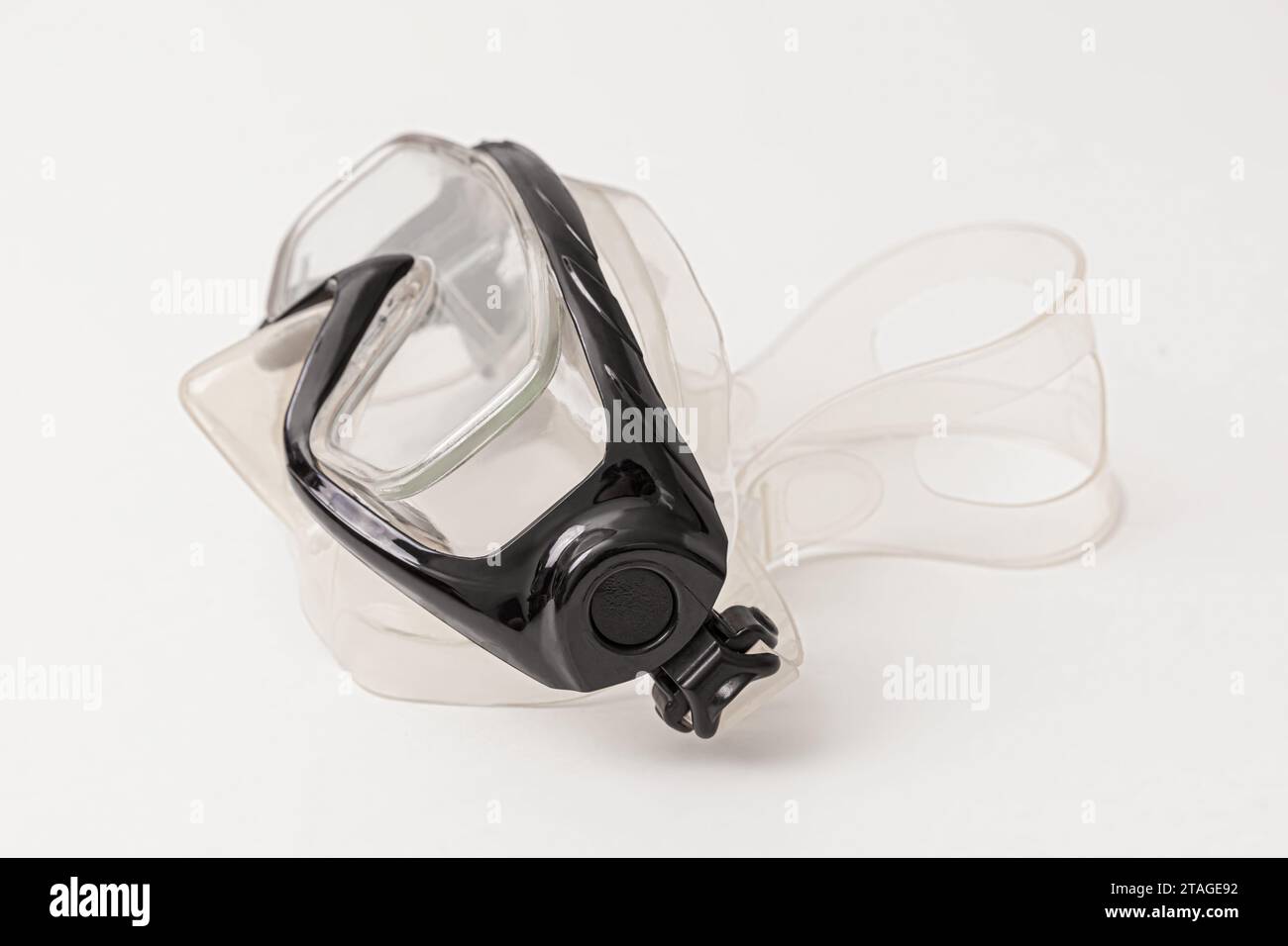 Maschera subacquea in plastica nera isolata su sfondo bianco Foto Stock