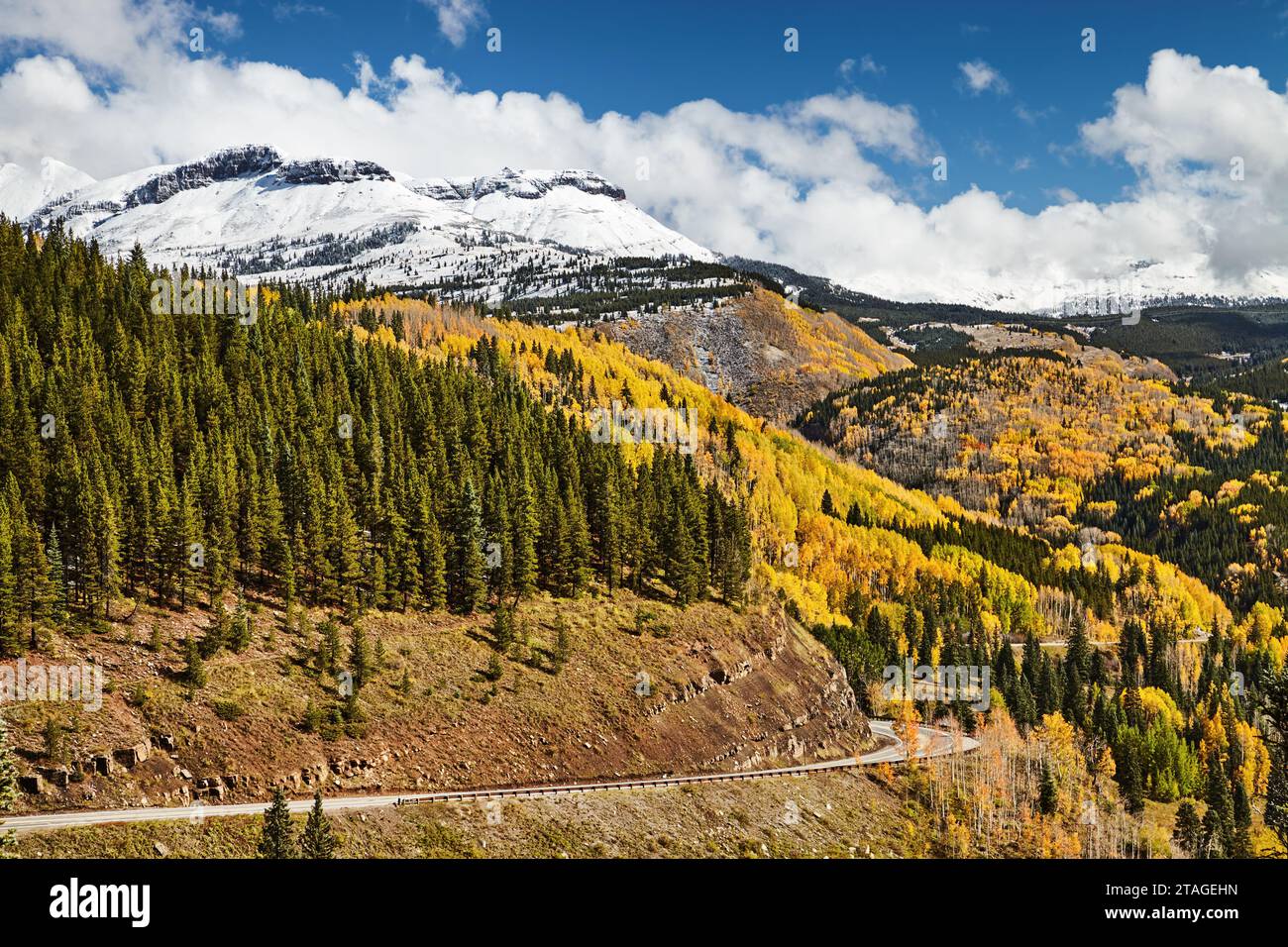 Paesaggio con montagne innevate e foresta autunnale, autostrada 550, Colorado, Stati Uniti Foto Stock