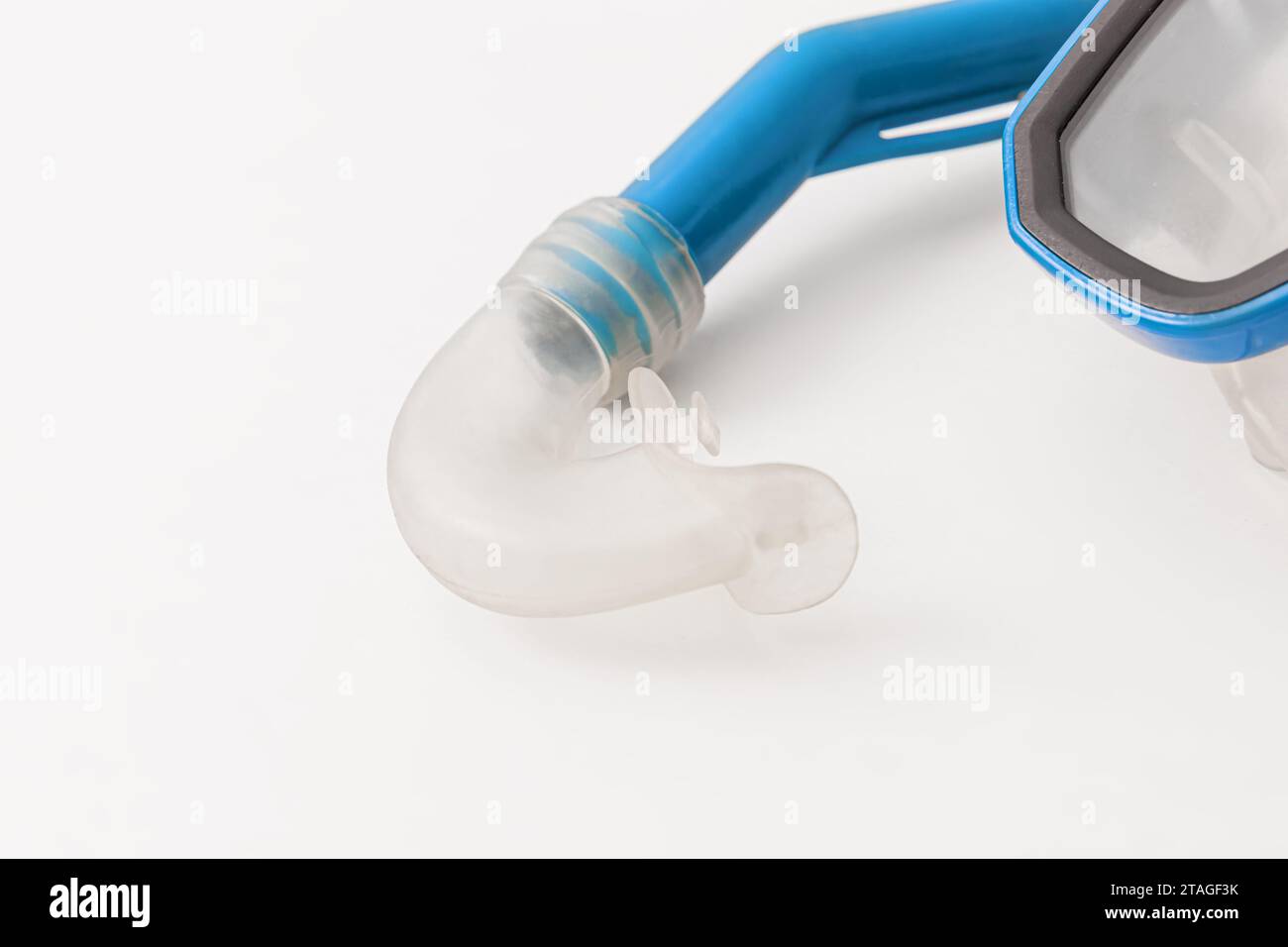 Maschera di plastica blu per immersioni e snorkeling isolata su sfondo bianco Foto Stock