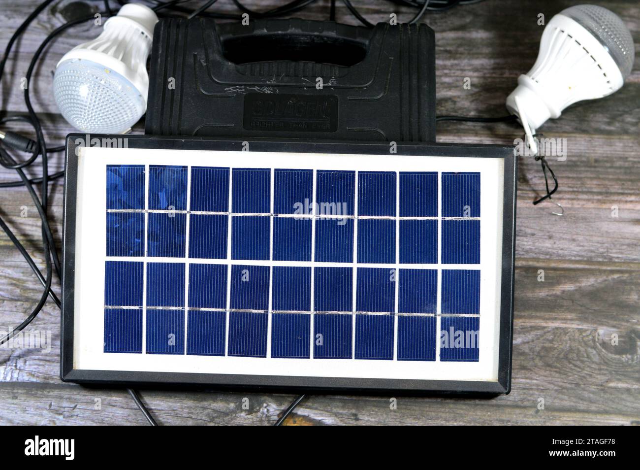 Cairo, Egitto, 6 novembre 2023: Kit luce solare GDLAGEN GD35wp, mini sistema di illuminazione solare multifunzione per la casa, pannello solare, un dispositivo che converte il sole Foto Stock
