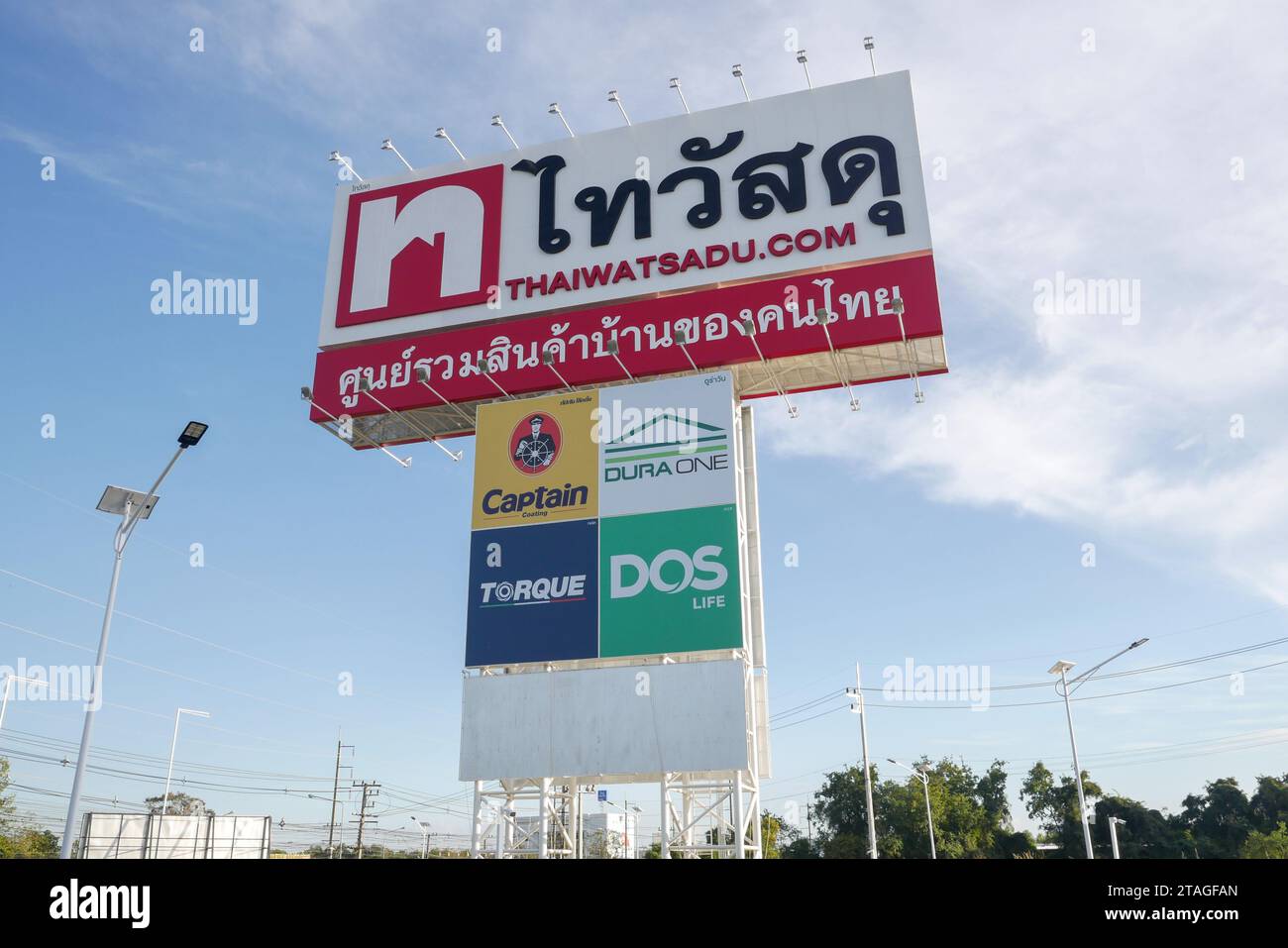 Si sa Ket, Thailandia - 23 novembre 2023: Davanti al grande magazzino Thaiwatsadu. Foto Stock