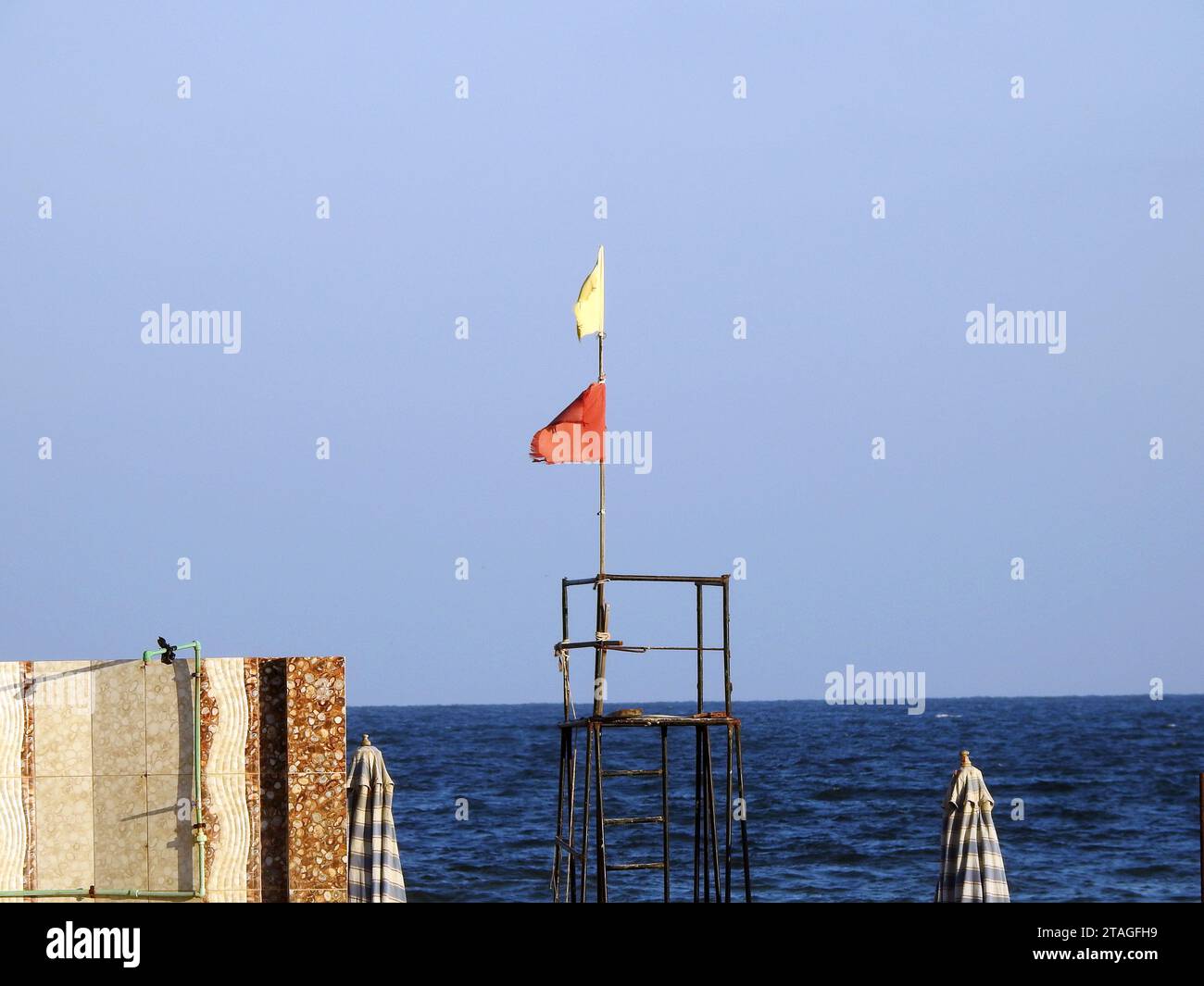 Bandiere gialle e rosse sulla spiaggia, sistema di segnalazione della spiaggia, bandiera rossa significa alto rischio, condizioni difficili, forte surf e correnti, bandiera gialla significa Foto Stock