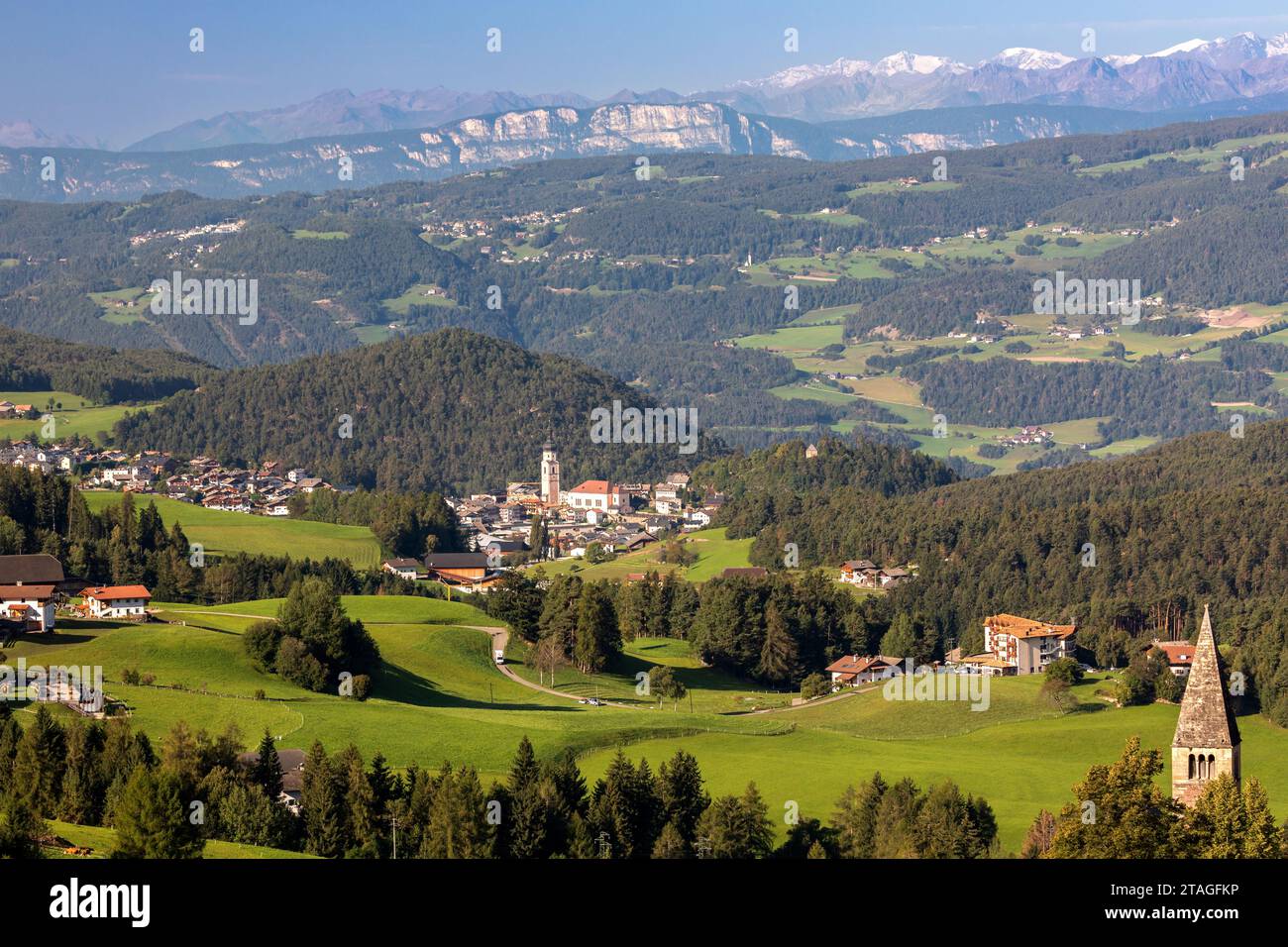Veduta di Castelrotto nelle dolomiti, alto Adige, Italia Foto Stock