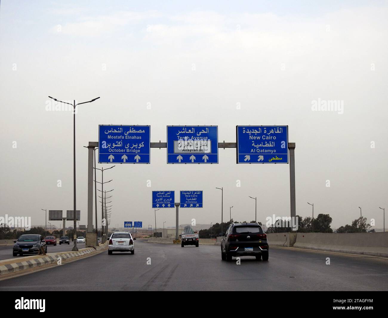 Cairo, Egitto, settembre 30 2023: Strada autostradale dell'asse Gehan al Sadat, precedentemente autostrada al Firdous o asse del Paradiso, la signora Jehan Sadat è la moglie Foto Stock