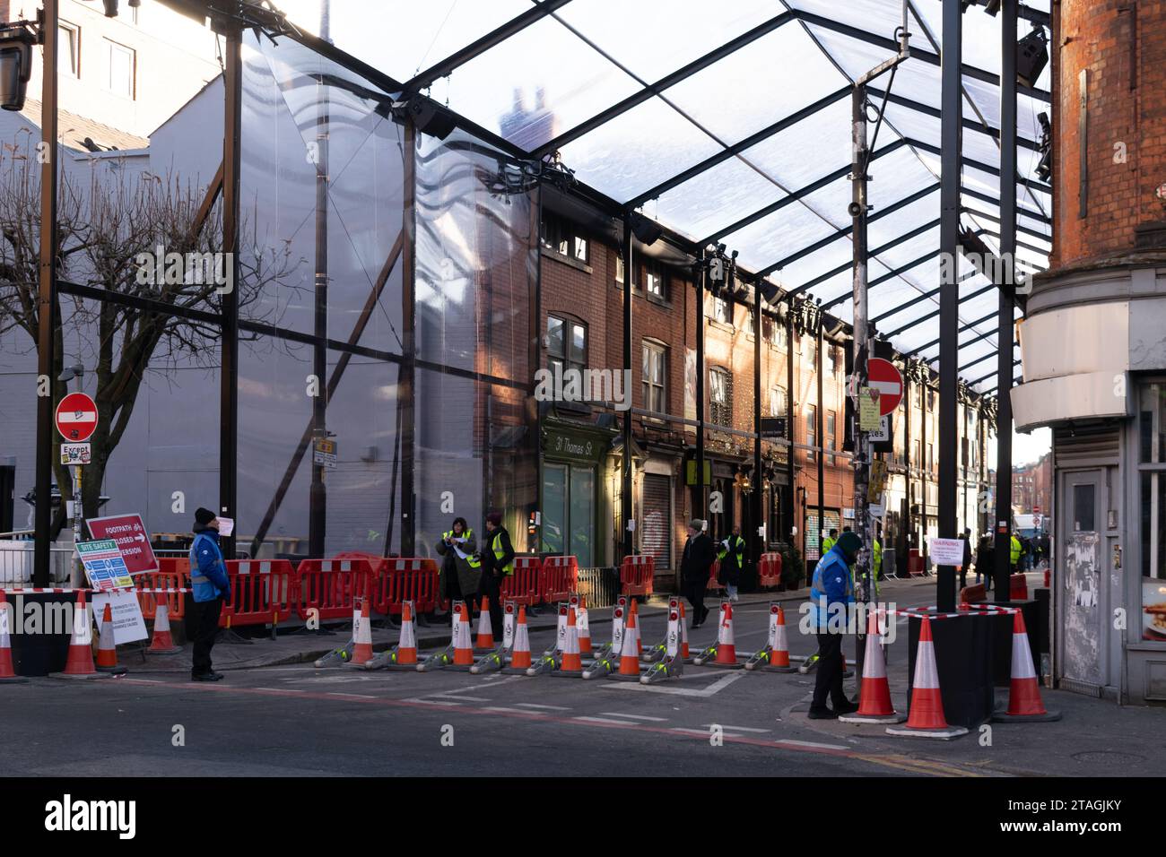 Preparazione per la sfilata di moda Chanel Metiers d'Art. Thomas Street, tetto in vetro del quartiere settentrionale sulla strada. Manchester Regno Unito Foto Stock