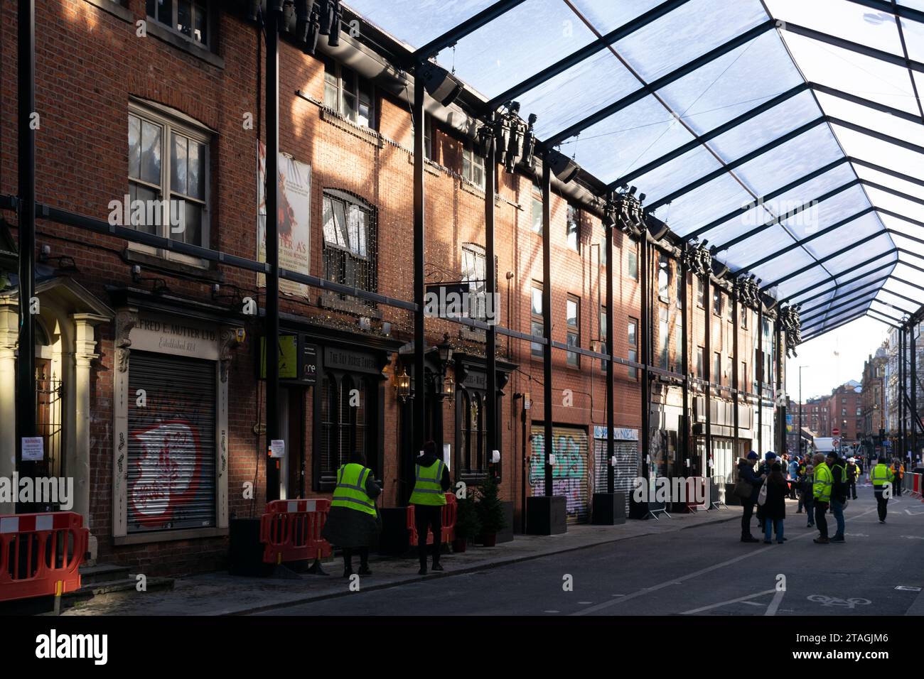 Preparazione per la sfilata di moda Chanel Metiers d'Art. Thomas Street, tetto in vetro del quartiere settentrionale sulla strada. Manchester Regno Unito Foto Stock