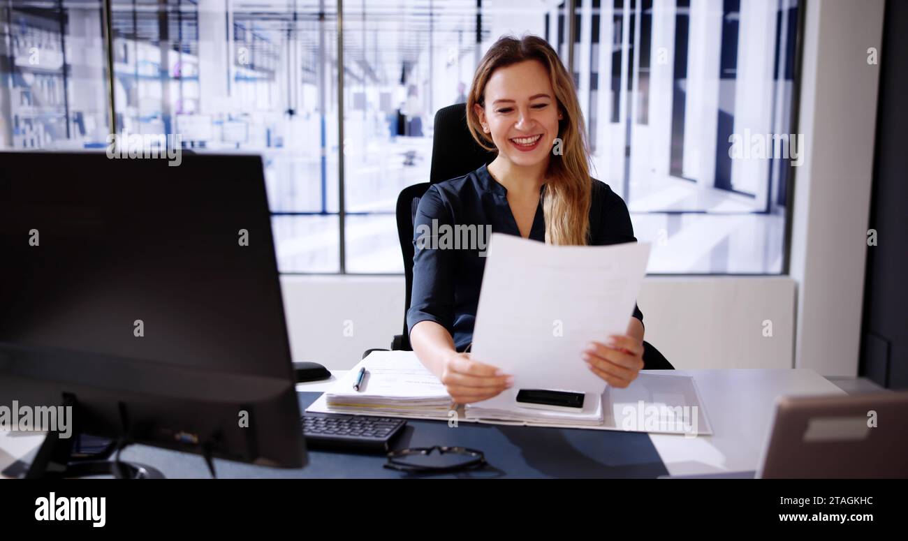 Donna felice che legge la lettera di buona notizia con i risultati Foto Stock