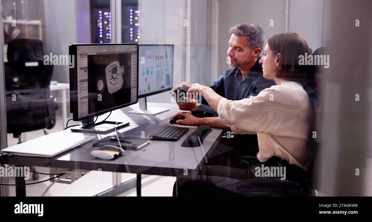 Lavoratore modello di ufficio personale che progetta apparecchiature industriali Foto Stock