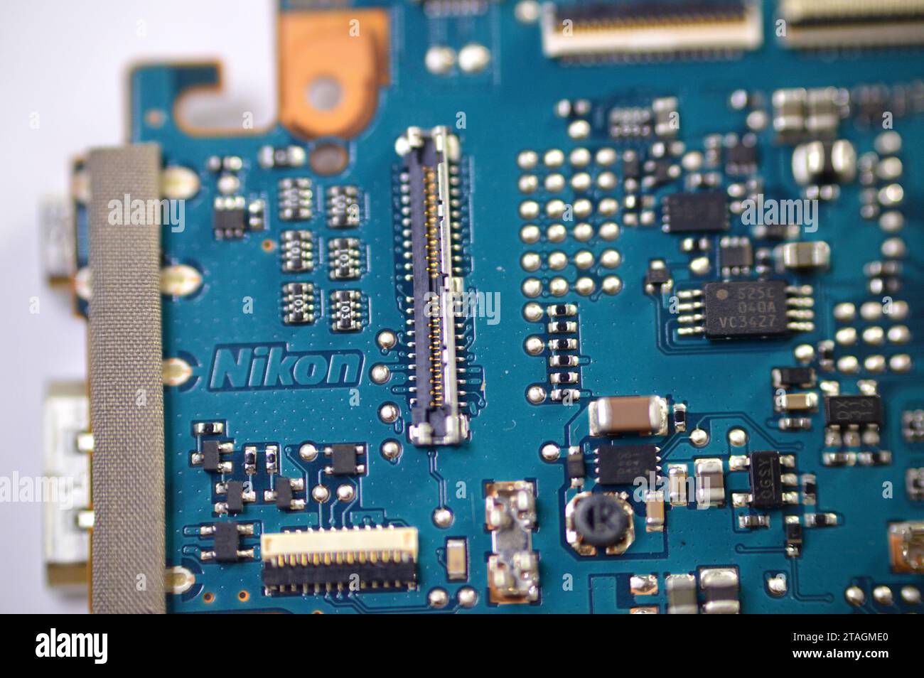 Cairo, Egitto, 2 novembre 2023: Riparazione dell'interno della carrozzeria di una fotocamera digitale DSLR fotografica e video da parte di tecnici o ingegneri, macchine fotografiche e attrezzature tecnologiche Foto Stock