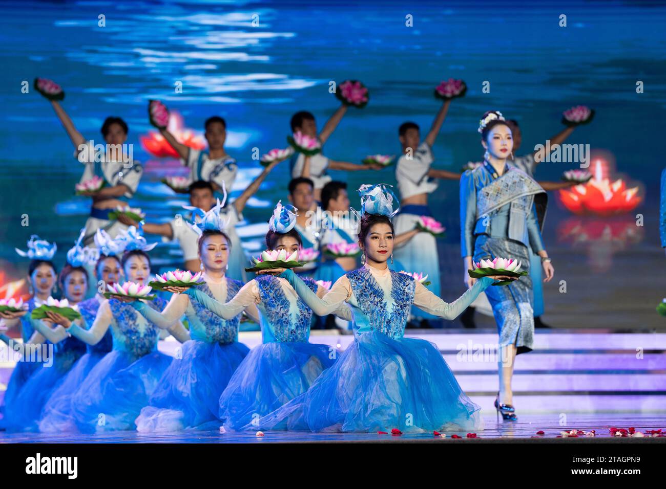 Xishuangbanna, provincia cinese dello Yunnan. 30 novembre 2023. Artisti provenienti dalla Cina si esibiscono durante il gala di apertura dell'undicesimo Festival culturale e artistico dei paesi nel bacino del fiume Lancang-Mekong, nella città di Jinghong, nella prefettura autonoma di Xishuangbanna dai, nella provincia dello Yunnan della Cina sud-occidentale, 30 novembre 2023. Alla performance, artisti provenienti da Cina, Laos, Myanmar, Thailandia, Cambogia e Vietnam hanno mostrato le loro culture abbondanti. Credito: HU Chao/Xinhua/Alamy Live News Foto Stock