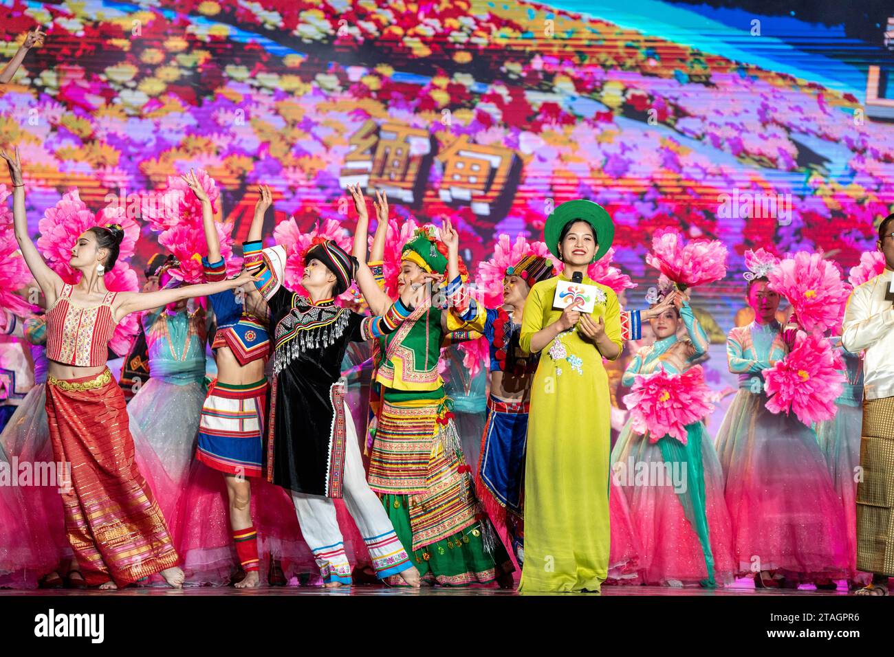 Xishuangbanna, provincia cinese dello Yunnan. 30 novembre 2023. Gli artisti si esibiscono durante il gala di apertura dell'undicesimo Festival della Cultura e dell'Arte dei Paesi nel bacino del fiume Lancang-Mekong, nella città di Jinghong, nella Prefettura autonoma di Xishuangbanna dai, nella provincia dello Yunnan della Cina sud-occidentale, 30 novembre 2023. Alla performance, artisti provenienti da Cina, Laos, Myanmar, Thailandia, Cambogia e Vietnam hanno mostrato le loro culture abbondanti. Credito: HU Chao/Xinhua/Alamy Live News Foto Stock