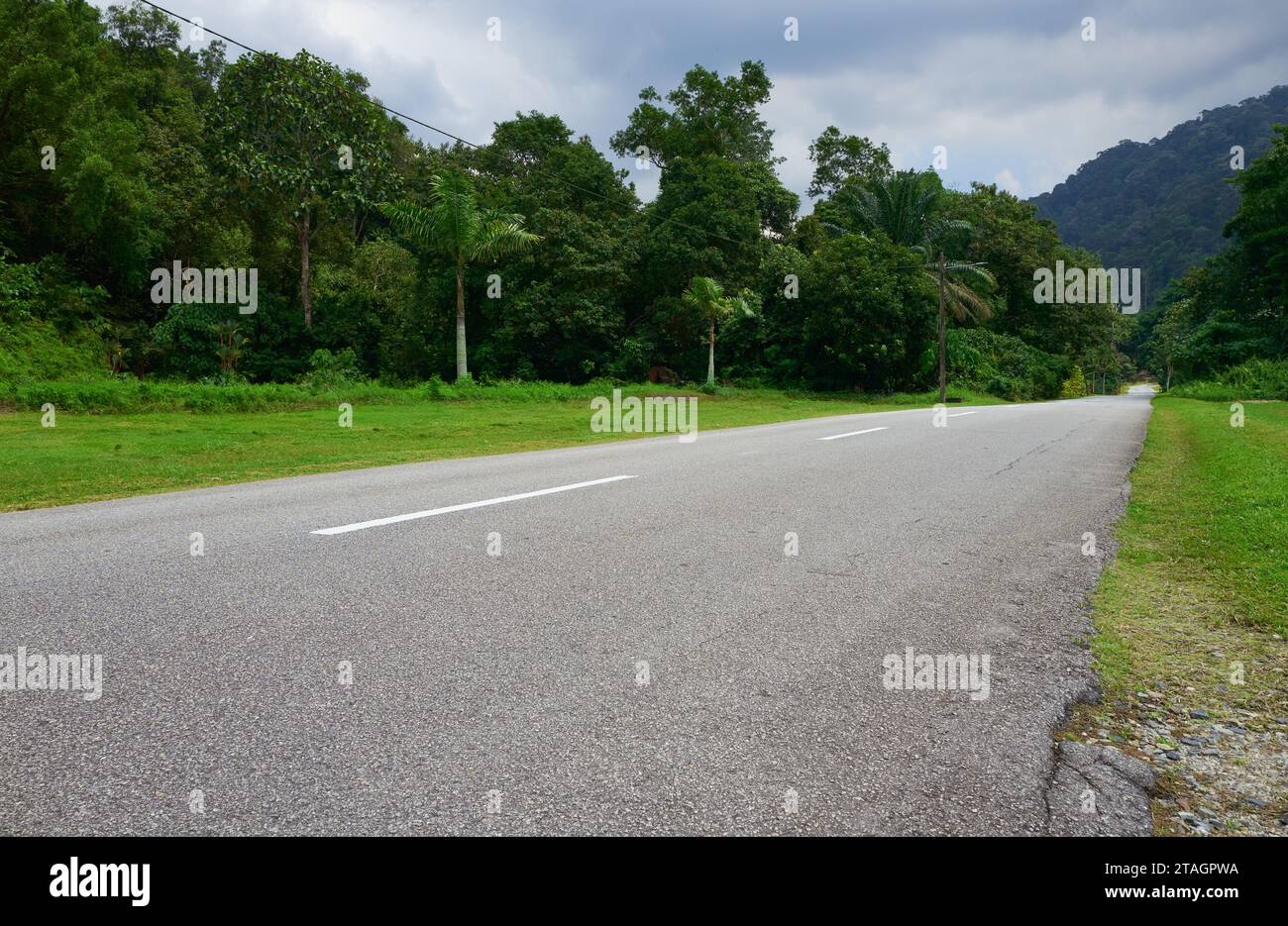 Strade asfaltate in piccole città e aree rurali Foto Stock