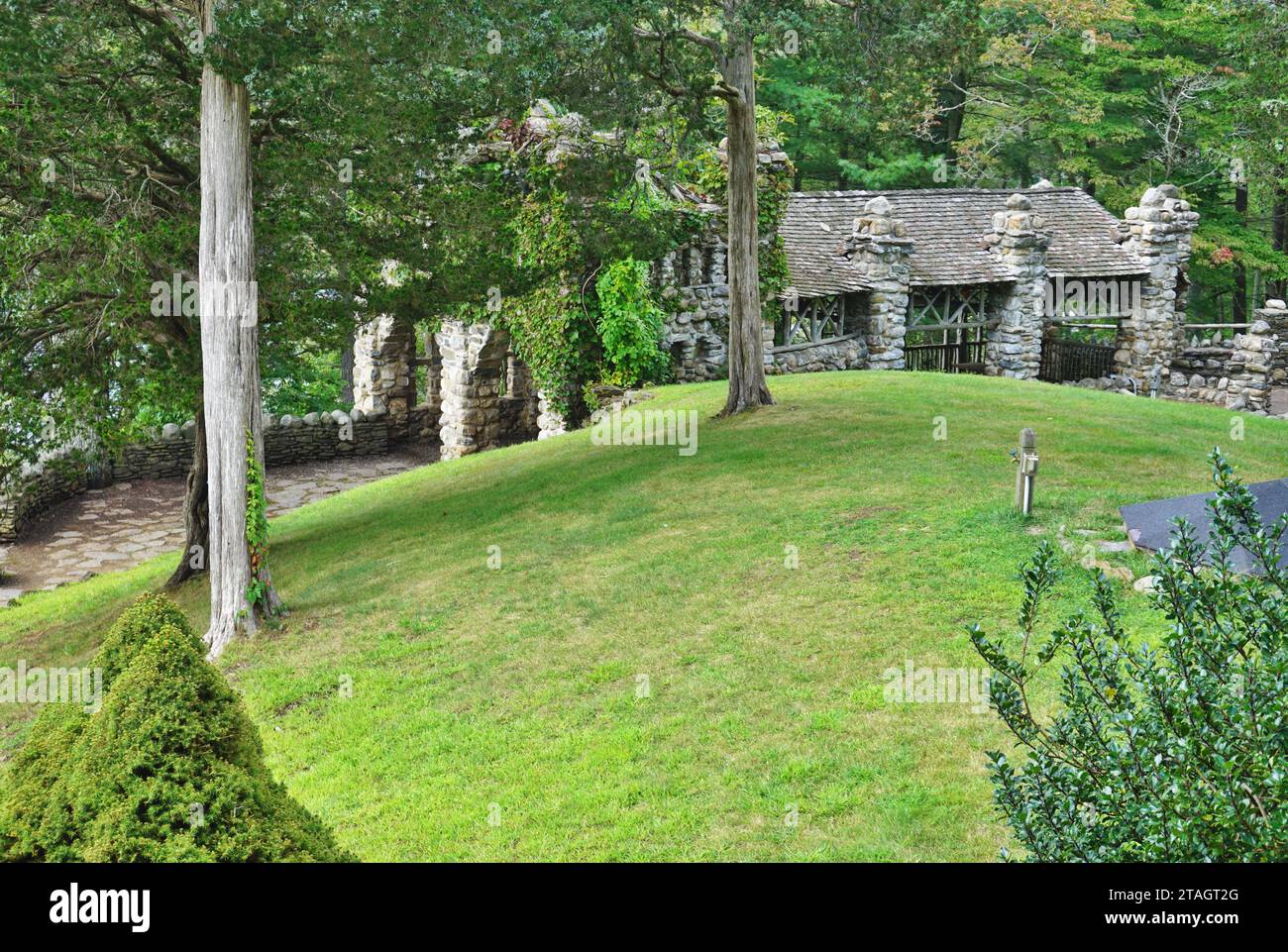 Gazebo in pietra rustica con tetto a scuotimento sui terreni boscosi del Gillette Castle State Park nel Connecticut. L'eccentrico lavoro in pietra è stato restaurato Foto Stock