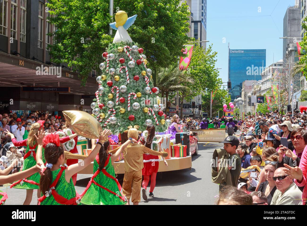 Un albero di Natale galleggia alla Farmers Christmas Parade, Queen Street, Auckland, nuova Zelanda Foto Stock