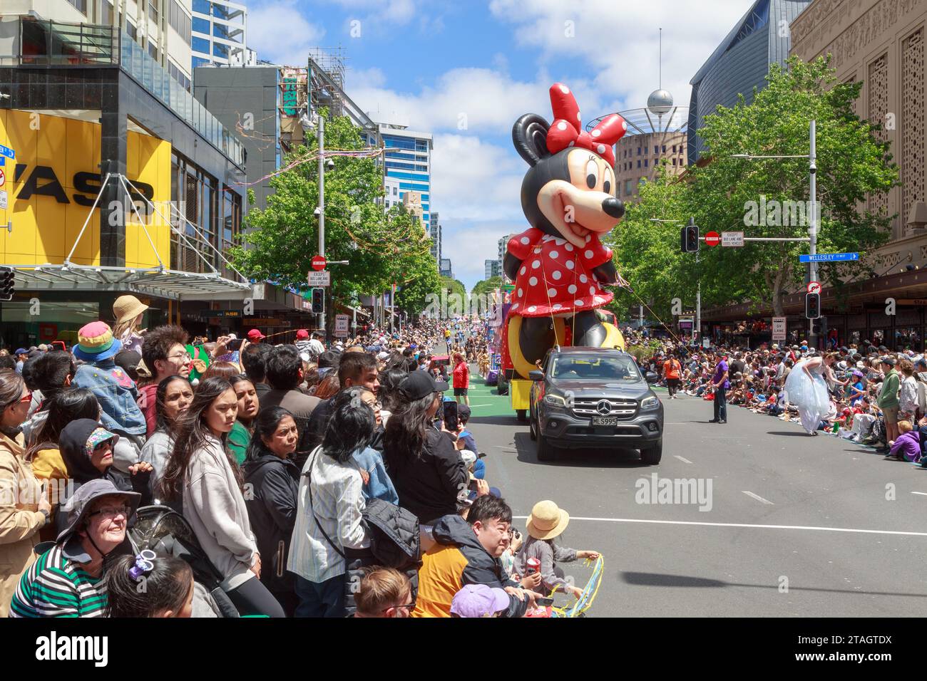 Una mongolfiera Minnie mouse osservata da una folla di spettatori alla Farmers Christmas Parade, Queen Street, Auckland, nuova Zelanda Foto Stock