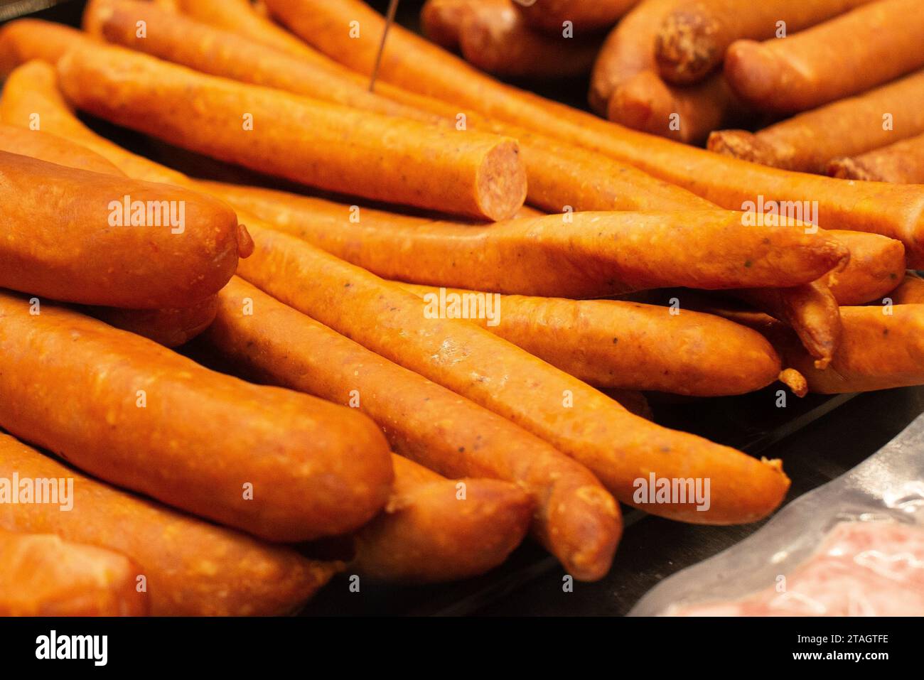 Una vista appetitosa di un vassoio contenente diversi hotdog alla griglia Foto Stock