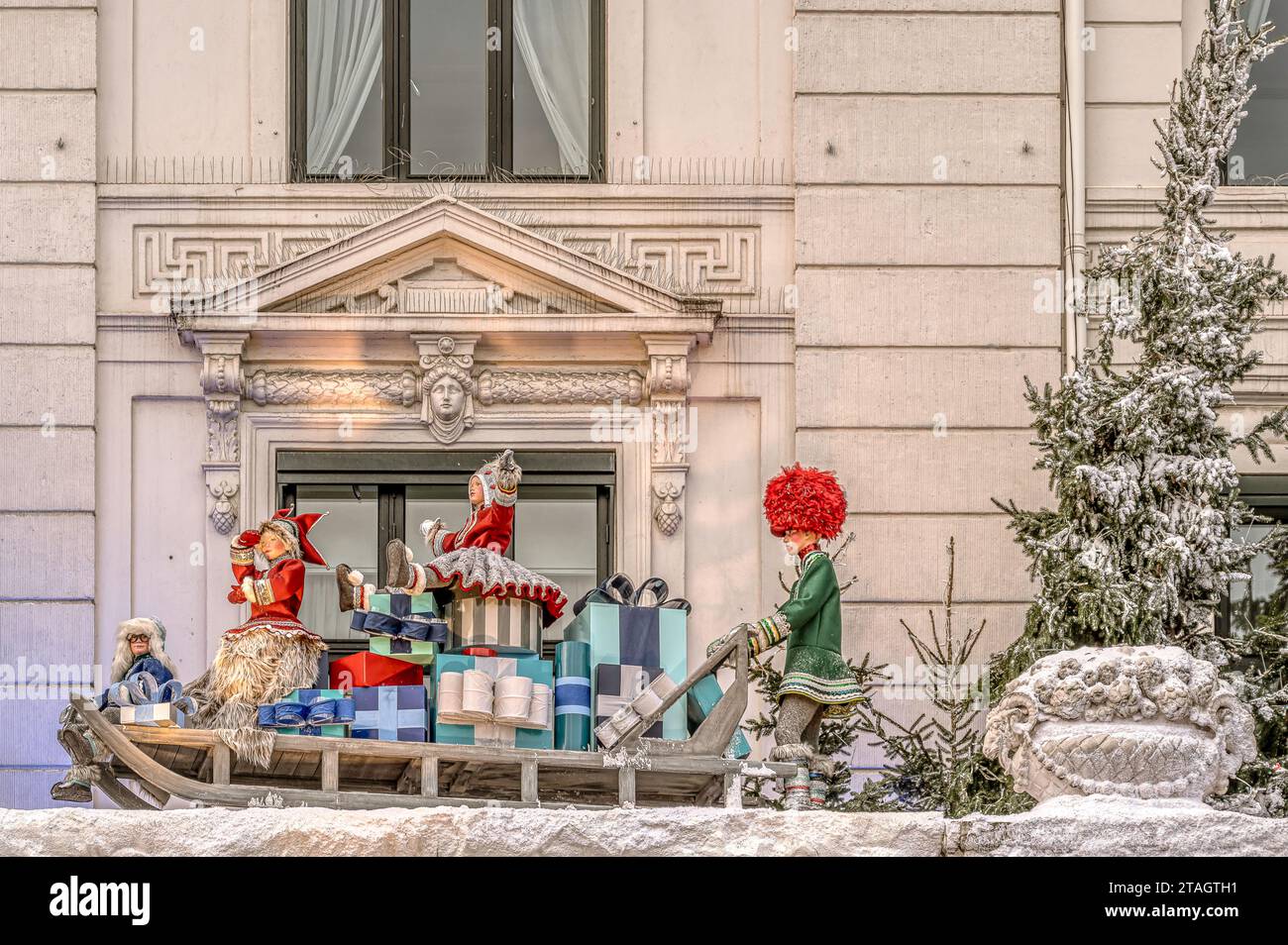 Babbo Natale guida la sua slitta con regali di Natale, una decorazione 2023 sull'hotel d'angleterre a Copenaghen, 25 novembre 2023 Foto Stock