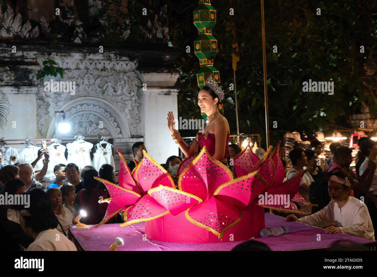 CHIANGMAI - 28 NOVEMBRE 2023 : Parade on Loy Krathong o Yee Peng festival, il festival annuale che si tiene il 28 novembre 2023 a Chiang-mai, Foto Stock