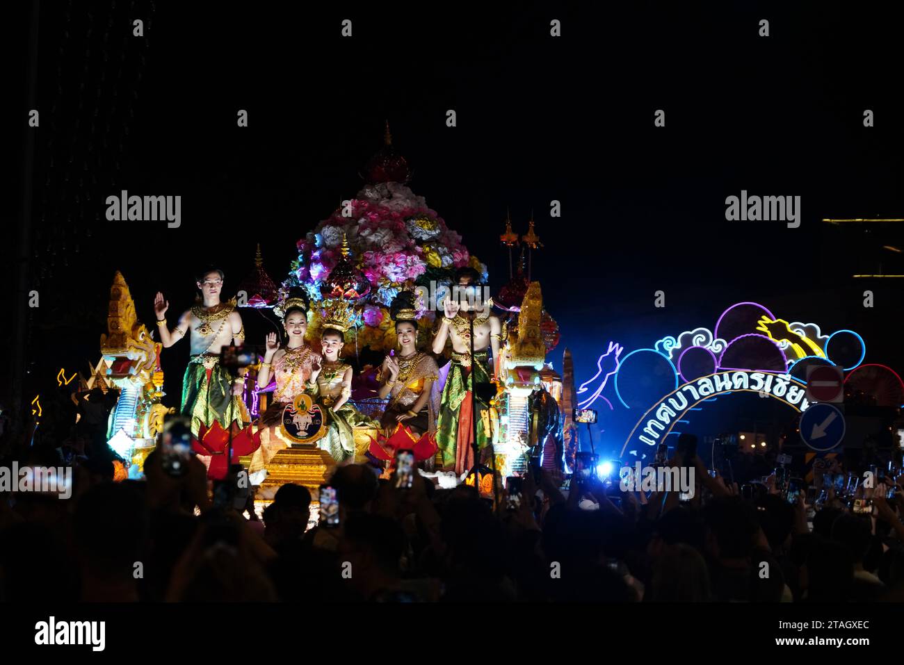 CHIANGMAI - 28 NOVEMBRE 2023 : Parade on Loy Krathong o Yee Peng festival, il festival annuale che si tiene il 28 novembre 2023 a Chiang-mai, Foto Stock