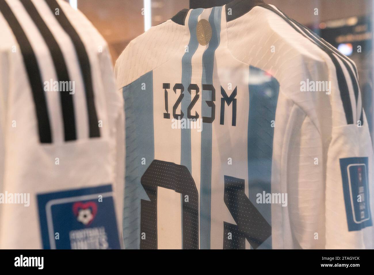 New York, USA. 30 novembre 2023. Il set di sei maglie indossate di Lionel messi durante la Coppa del mondo FIFA 2022, visto durante l'anteprima stampa di Sotheby's Luxury Sales alla casa d'aste di New York il 30 novembre 2023. (Foto di Lev Radin/Sipa USA) credito: SIPA USA/Alamy Live News Foto Stock