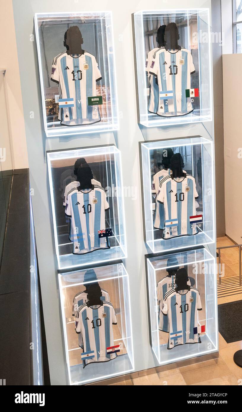 New York, USA. 30 novembre 2023. Il set di sei maglie indossate di Lionel messi durante la Coppa del mondo FIFA 2022, visto durante l'anteprima stampa di Sotheby's Luxury Sales alla casa d'aste di New York il 30 novembre 2023. (Foto di Lev Radin/Sipa USA) credito: SIPA USA/Alamy Live News Foto Stock
