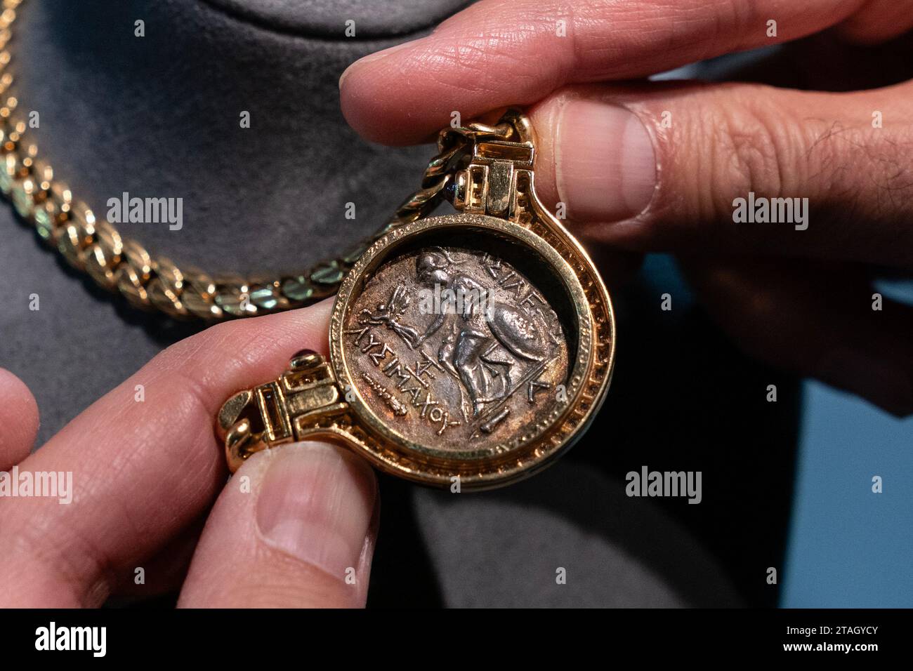 New York, USA. 30 novembre 2023. Oro con diamanti e antica collana di monete della Collezione di Mary Tyler Moore, vendite a beneficio della Mary Tyler Moore Vision Initiative vista durante l'anteprima stampa di Sotheby's Luxury Sales alla casa d'aste di New York il 30 novembre 2023. (Foto di Lev Radin/Sipa USA) credito: SIPA USA/Alamy Live News Foto Stock