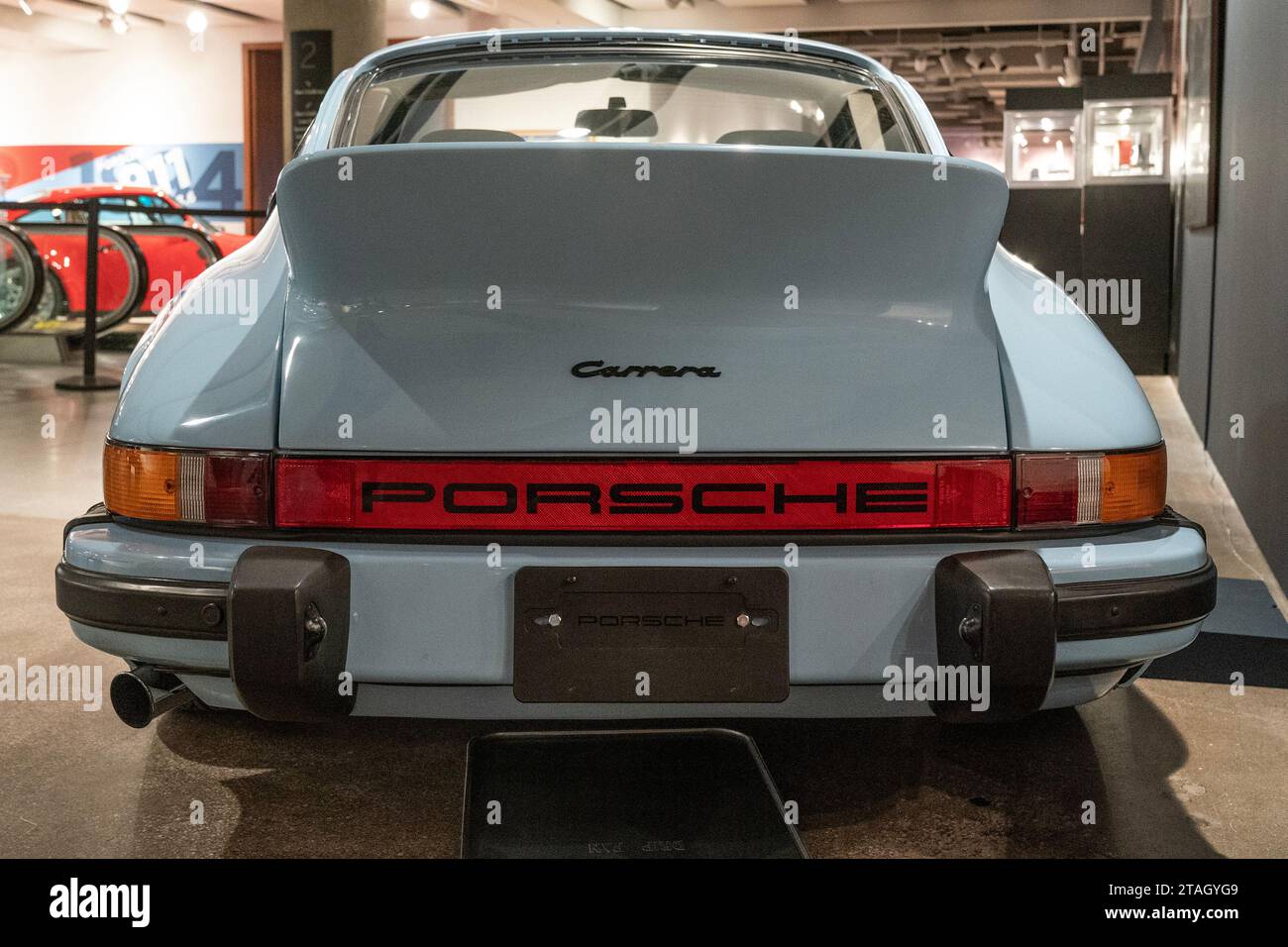 New York, USA. 30 novembre 2023. Porshe 1974 Porsche 911 Carrera 22,7 mfi vettura vista durante l'anteprima stampa delle vendite di lusso di Sotheby alla casa d'aste di New York il 30 novembre 2023. (Foto di Lev Radin/Sipa USA) credito: SIPA USA/Alamy Live News Foto Stock