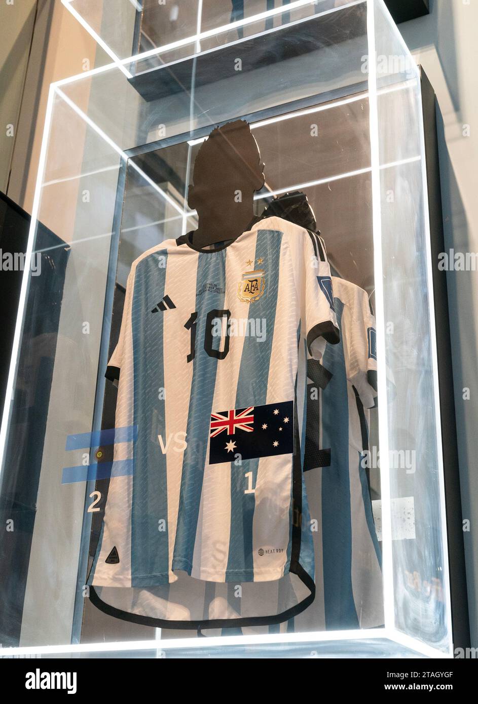 New York, USA. 30 novembre 2023. Il set di sei maglie indossate di Lionel messi durante la Coppa del mondo FIFA 2022, visto durante l'anteprima stampa di Sotheby's Luxury Sales alla casa d'aste di New York il 30 novembre 2023. (Foto di Lev Radin/Sipa USA) credito: SIPA USA/Alamy Live News Foto Stock