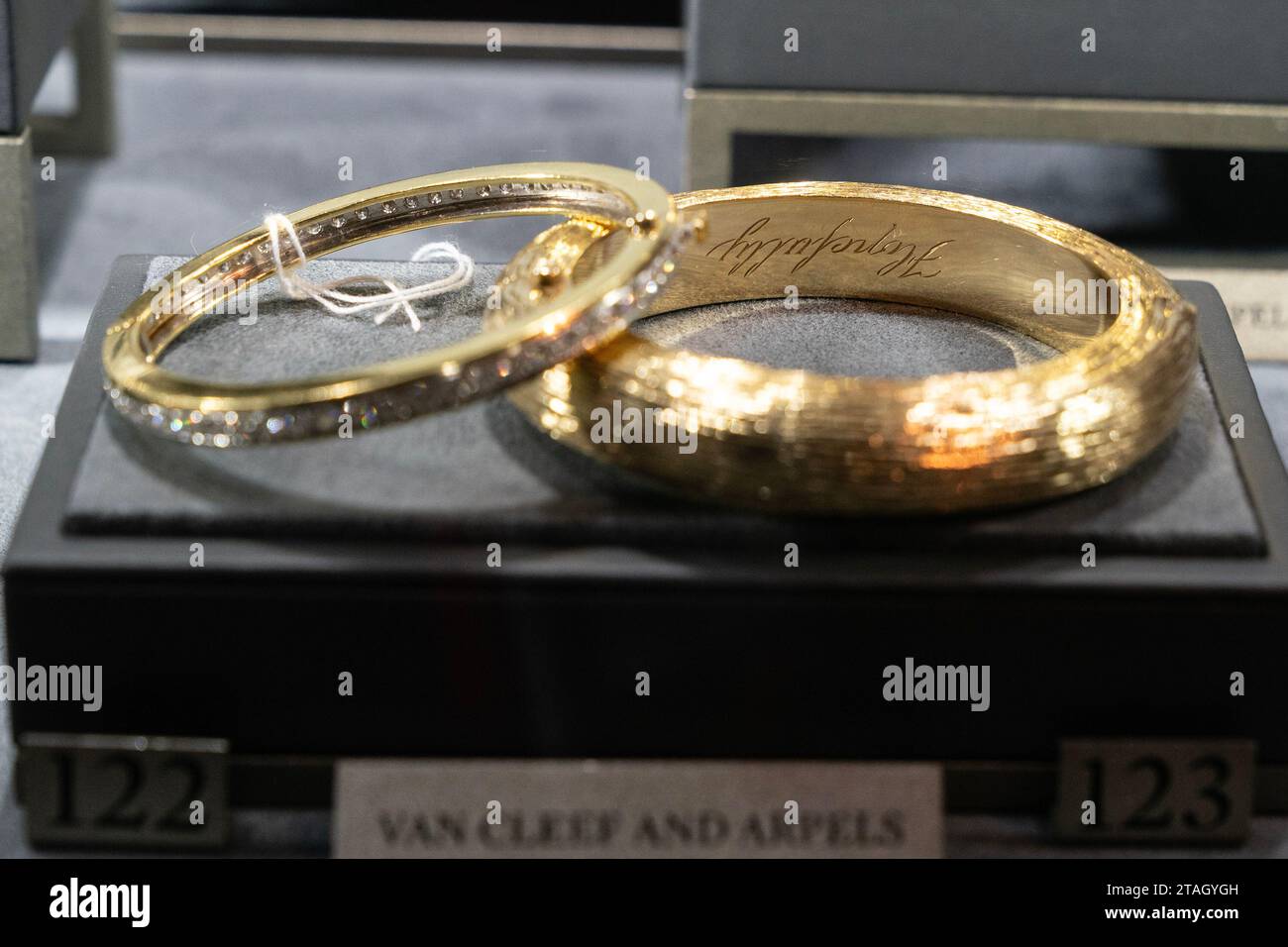 New York, USA. 30 novembre 2023. Gioielli - braccialetto d'oro con la parola "si spera" incisa, dalla Collection of Mary Tyler Moore, vendite a beneficio della Mary Tyler Moore Vision Initiative vista durante l'anteprima stampa di Sotheby's Luxury Sales alla casa d'aste di New York il 30 novembre 2023. (Foto di Lev Radin/Sipa USA) credito: SIPA USA/Alamy Live News Foto Stock