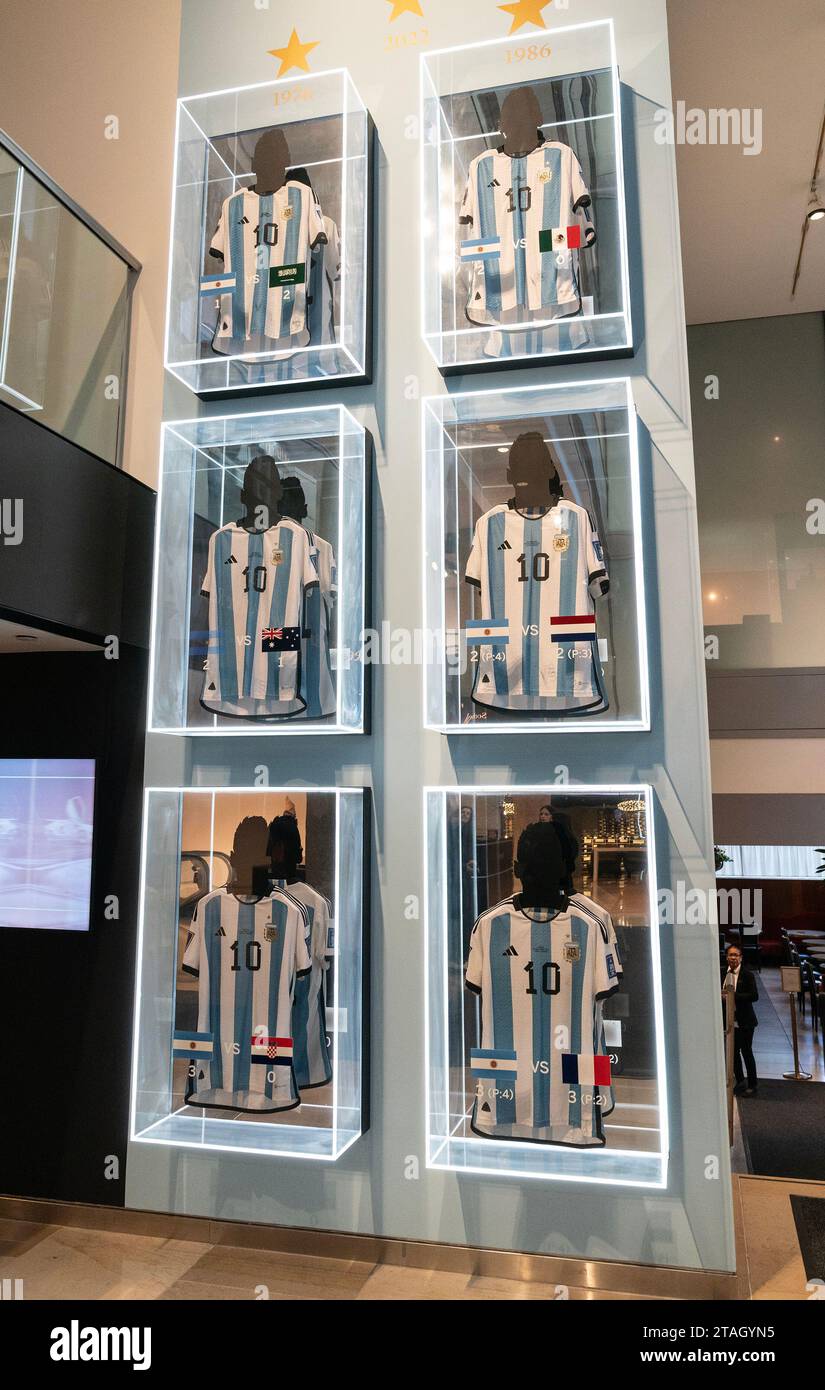 New York, USA. 30 novembre 2023. Il set di sei maglie indossate di Lionel messi durante la Coppa del mondo FIFA 2022, visto durante l'anteprima stampa di Sotheby's Luxury Sales alla casa d'aste di New York il 30 novembre 2023. (Foto di Lev Radin/Sipa USA) credito: SIPA USA/Alamy Live News Foto Stock