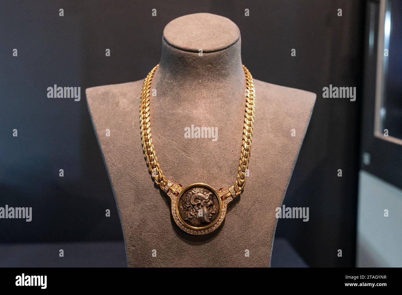 New York, USA. 30 novembre 2023. Oro con diamanti e antica collana di monete della Collezione di Mary Tyler Moore, vendite a beneficio della Mary Tyler Moore Vision Initiative vista durante l'anteprima stampa di Sotheby's Luxury Sales alla casa d'aste di New York il 30 novembre 2023. (Foto di Lev Radin/Sipa USA) credito: SIPA USA/Alamy Live News Foto Stock