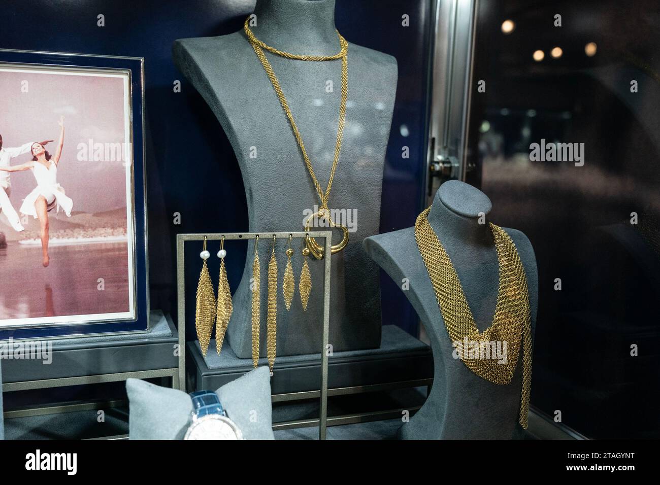 New York, USA. 30 novembre 2023. 2002 Ferrari 575M Maranello vista durante l'anteprima stampa di Sotheby's Luxury Sales alla casa d'aste di New York il 30 novembre 2023. (Foto di Lev Radin/Sipa USA) credito: SIPA USA/Alamy Live News Foto Stock