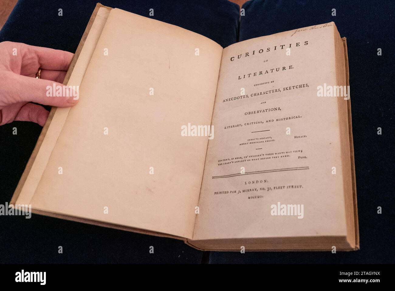 New York, USA. 30 novembre 2023. La firma e le osservazioni di Jane Austen sulla copia del libro Curiosities of Literature visto durante l'anteprima stampa di Sotheby's Luxury Sales alla casa d'aste di New York il 30 novembre 2023. (Foto di Lev Radin/Sipa USA) credito: SIPA USA/Alamy Live News Foto Stock