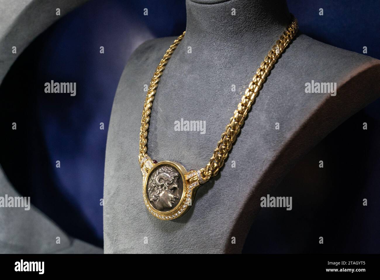 New York, USA. 30 novembre 2023. Oro con diamanti e antica collana di monete della Collezione di Mary Tyler Moore, vendite a beneficio della Mary Tyler Moore Vision Initiative vista durante l'anteprima stampa di Sotheby's Luxury Sales alla casa d'aste di New York il 30 novembre 2023. (Foto di Lev Radin/Sipa USA) credito: SIPA USA/Alamy Live News Foto Stock