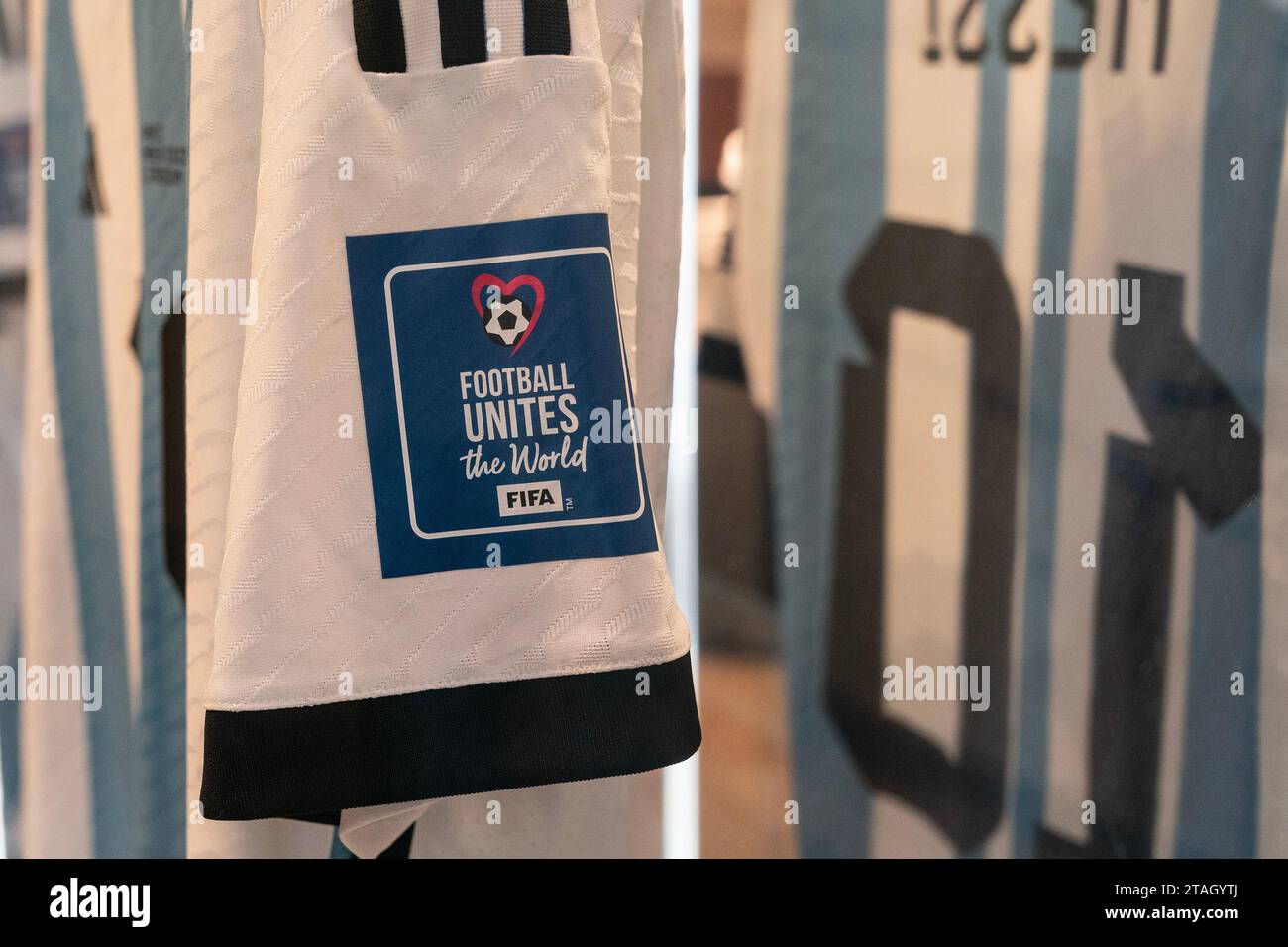 New York, USA. 30 novembre 2023. Il set di sei maglie indossate di Lionel messi durante la Coppa del mondo FIFA 2022, visto durante l'anteprima stampa di Sotheby's Luxury Sales alla casa d'aste di New York il 30 novembre 2023. (Foto di Lev Radin/Sipa USA) credito: SIPA USA/Alamy Live News Foto Stock