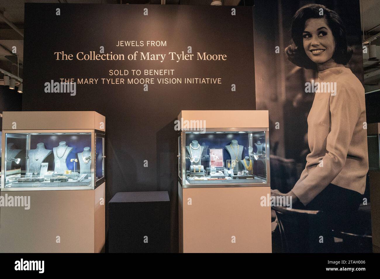 New York, USA. 30 novembre 2023. Jewels from the Collection of Mary Tyler Moore, Sales to Benefit the Mary Tyler Moore Vision Initiative visto durante l'anteprima stampa di Sotheby's Luxury Sales alla casa d'aste di New York il 30 novembre 2023. (Foto di Lev Radin/Sipa USA) credito: SIPA USA/Alamy Live News Foto Stock